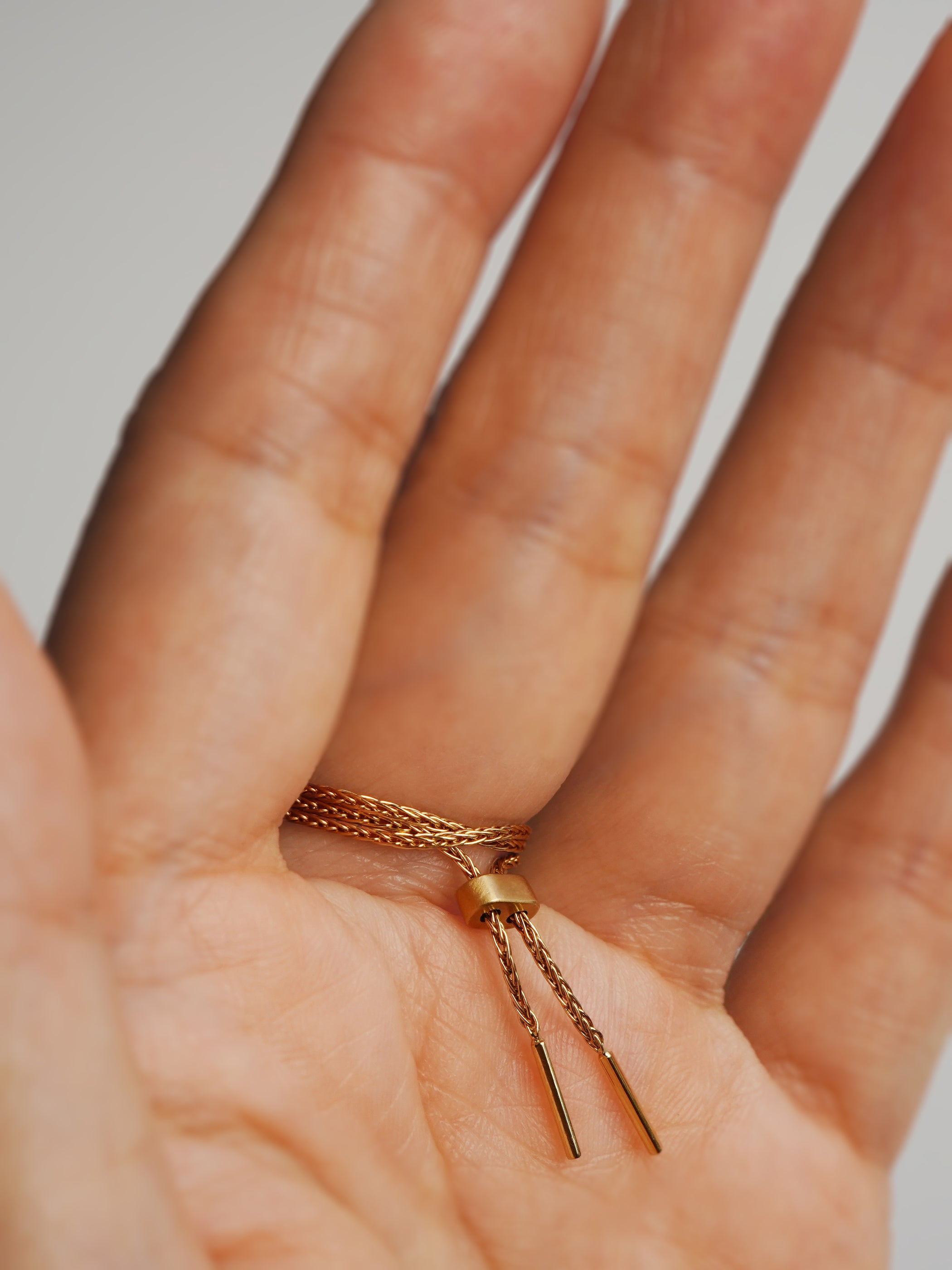 リングの留め部分、写真は3連リングです