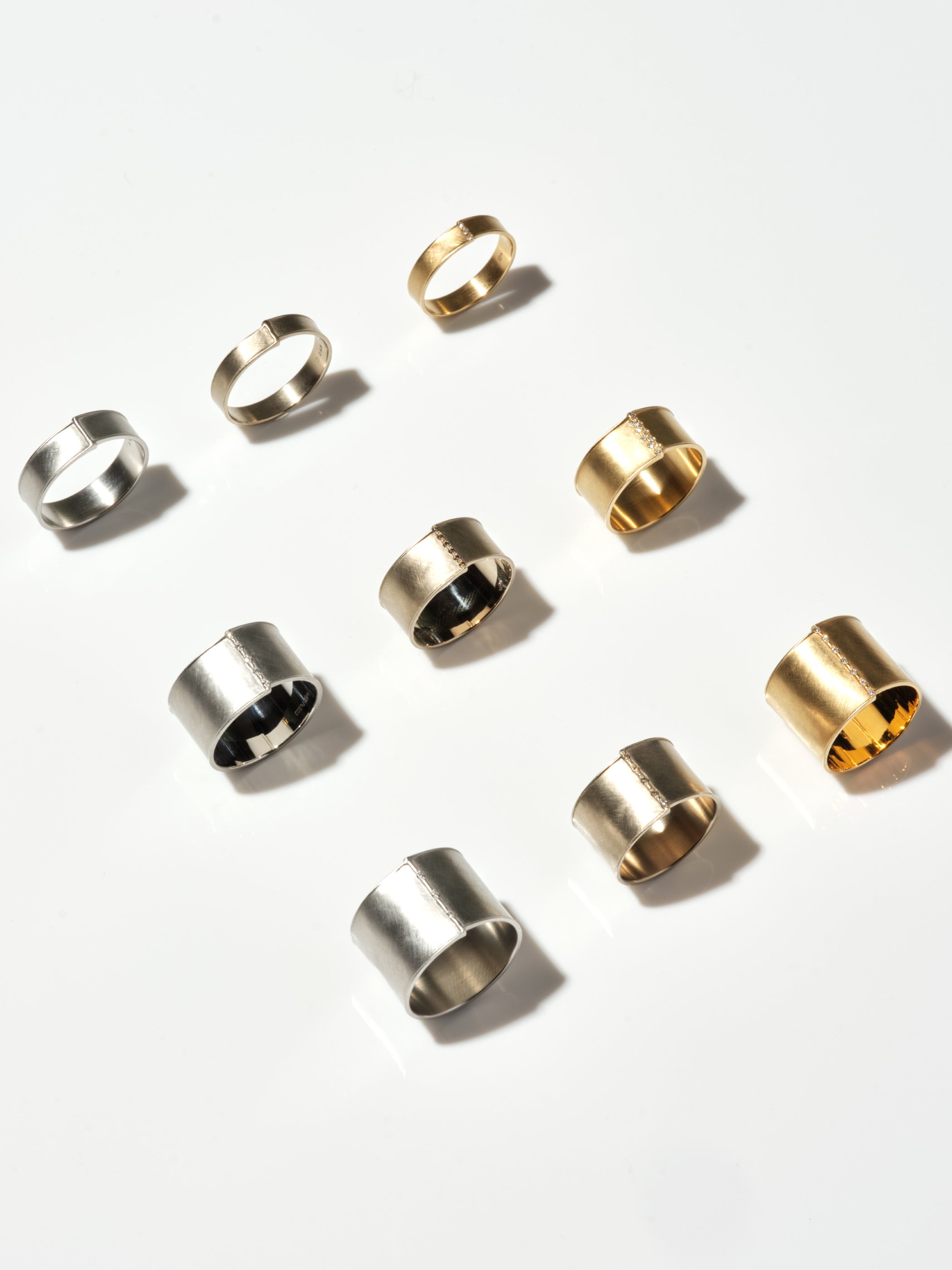 2.5MM〜14.5MMの幅を素材別に展開、オプションダイヤは、ホワイトダイヤモンド、ブラウンダイヤモンドをお選びいただけます