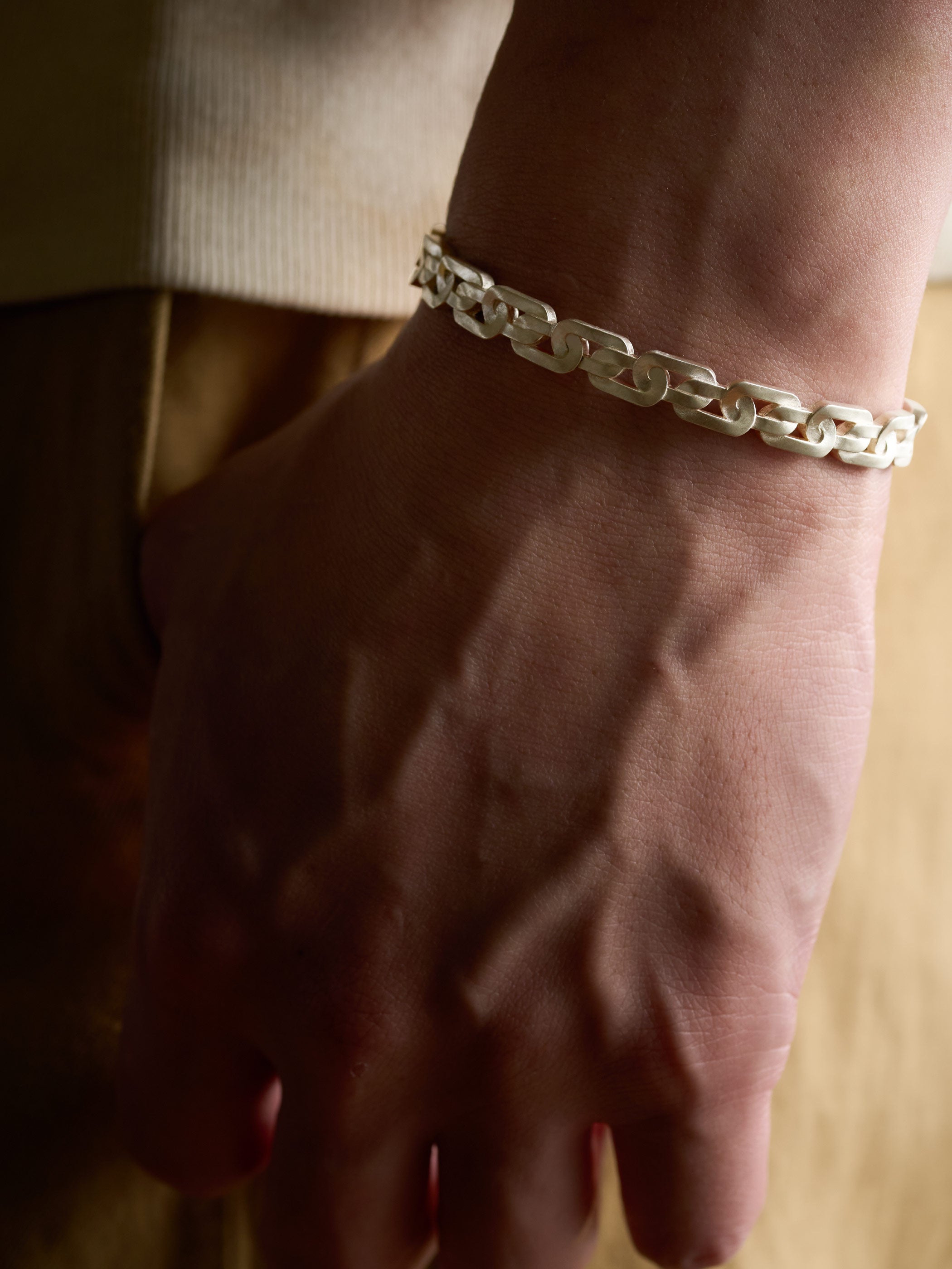 着用イメージです。7.0MM幅があるためユニセックスとしても身に着けていただけます *画像はSVのLサイズを着用