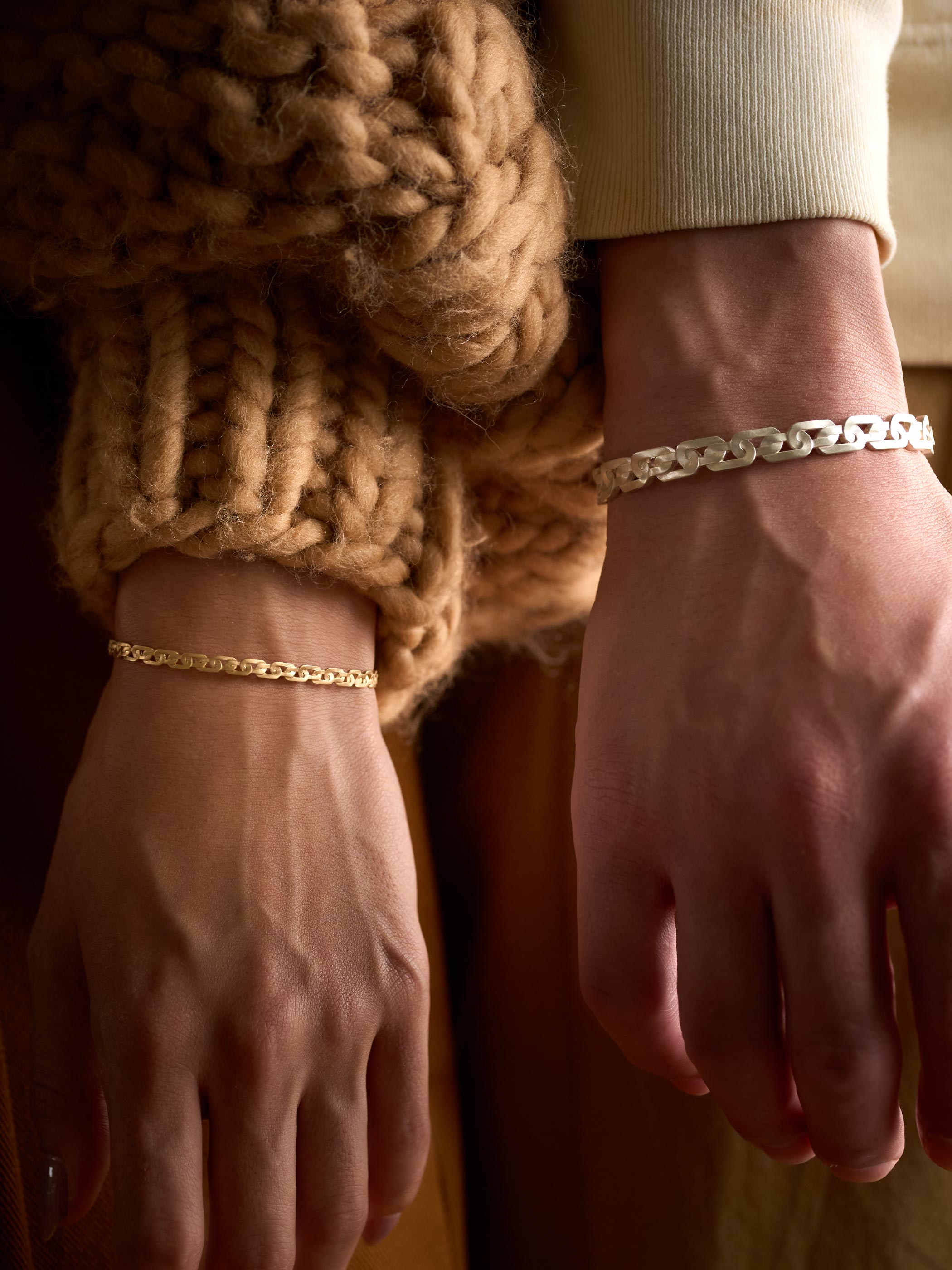 着用イメージです。素材違いでコーディネートを愉しんでも。 *左:K18YGのSサイズ、右:SVのLサイズを着用