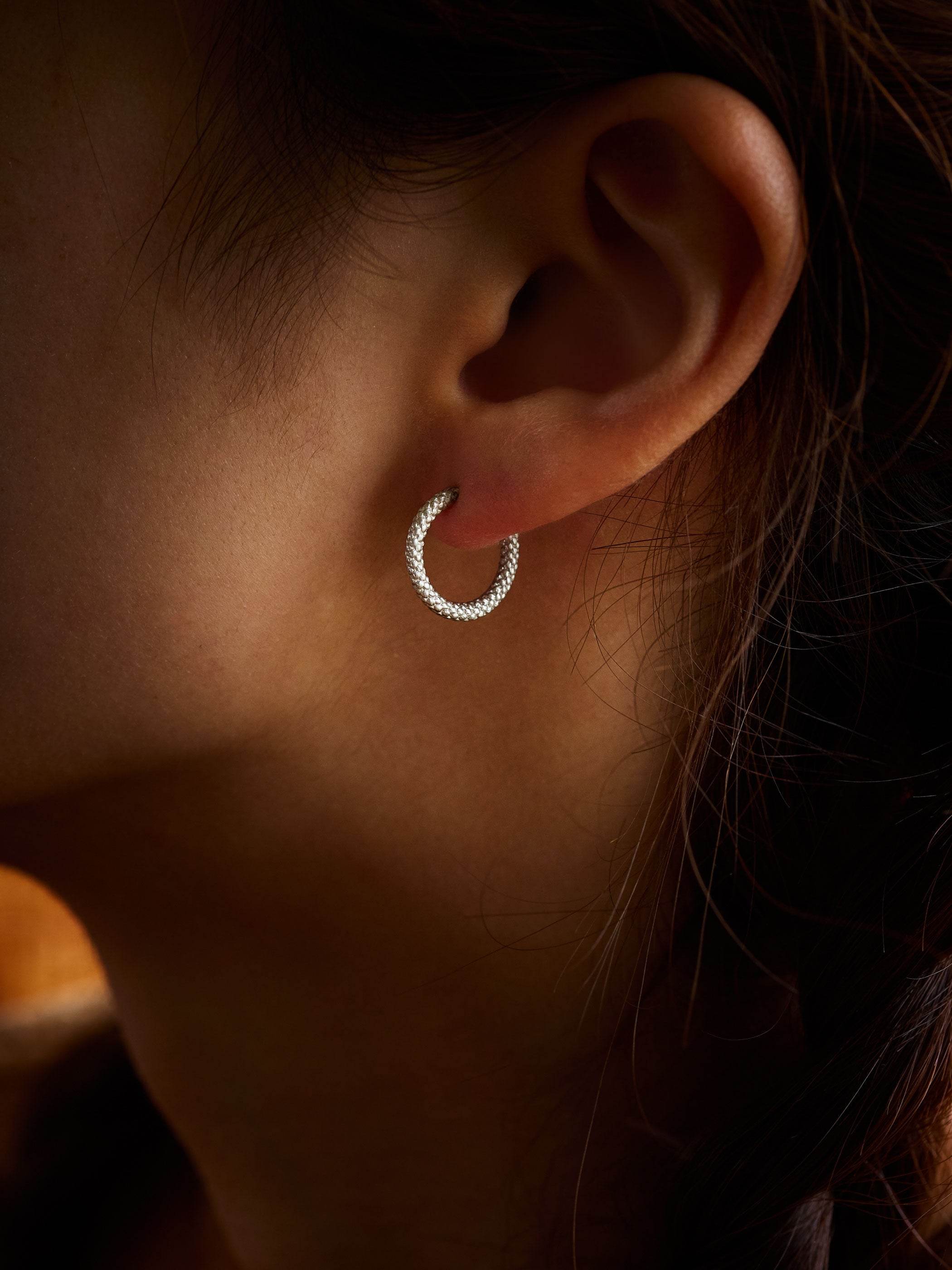 着用イメージです。K18YGとはまた違った印象を耳元に宿してくれます