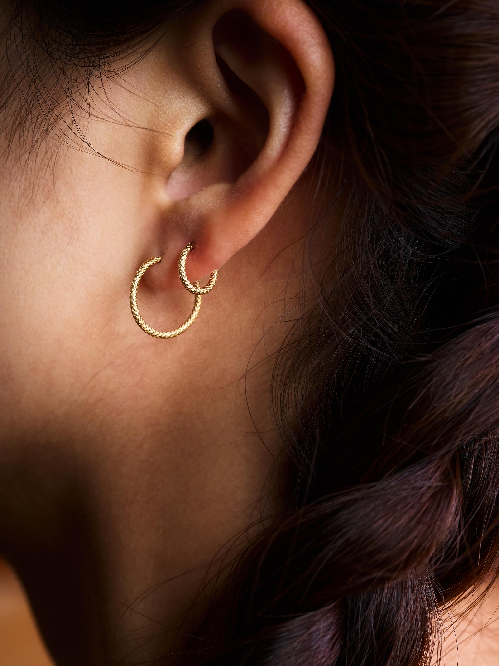 ピアスホールが2つ空いている方は、サイズ違いでスタイリングしても