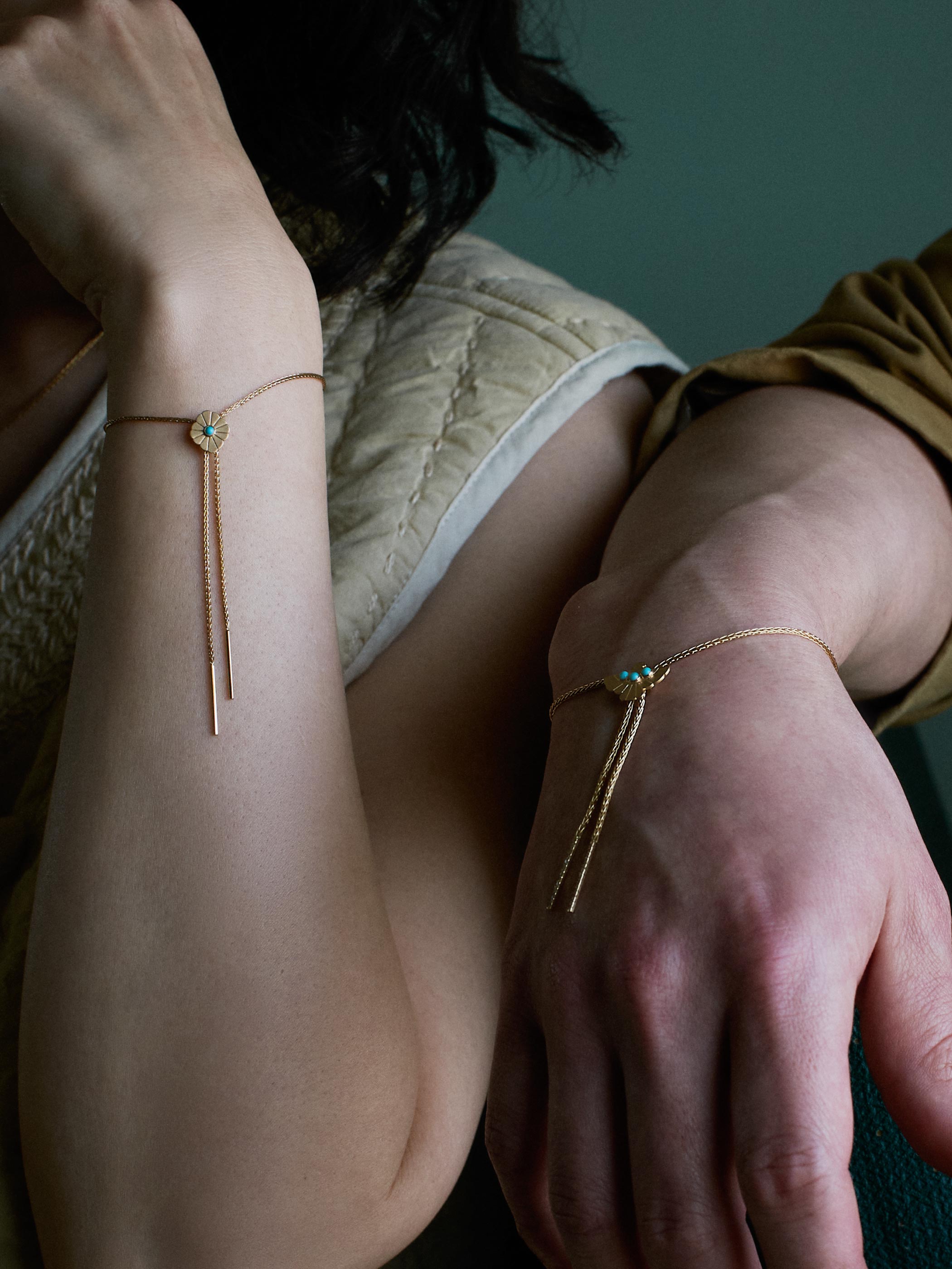 イメージ画像です。左:Spiga09 / 24CM / Sunburst Turquoise 左:Spiga11 / 24CM / Eagle Turquoiseを着用