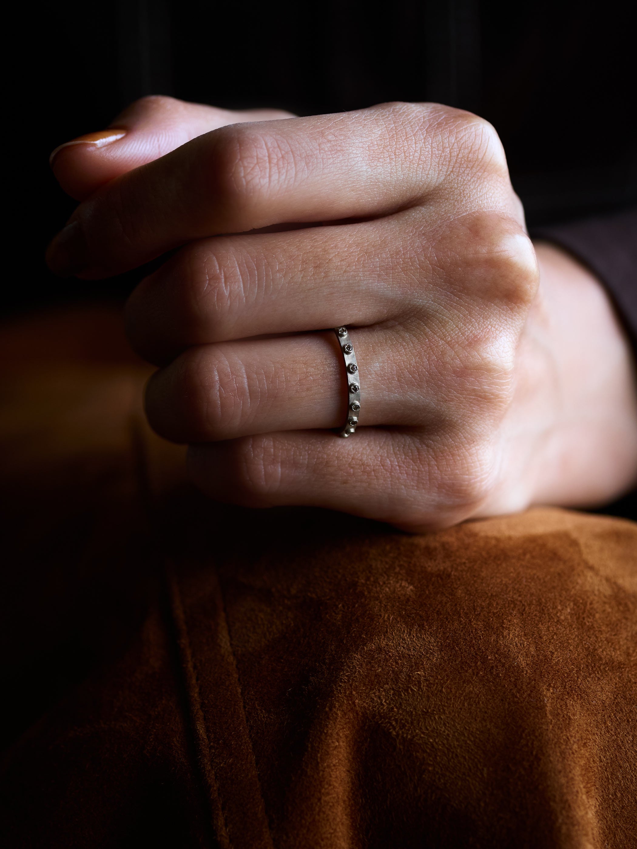 シャンパンゴールドとブラウンダイヤモンドの落ち着いた色味はユニセックスとしてもおすすめです *K18CG