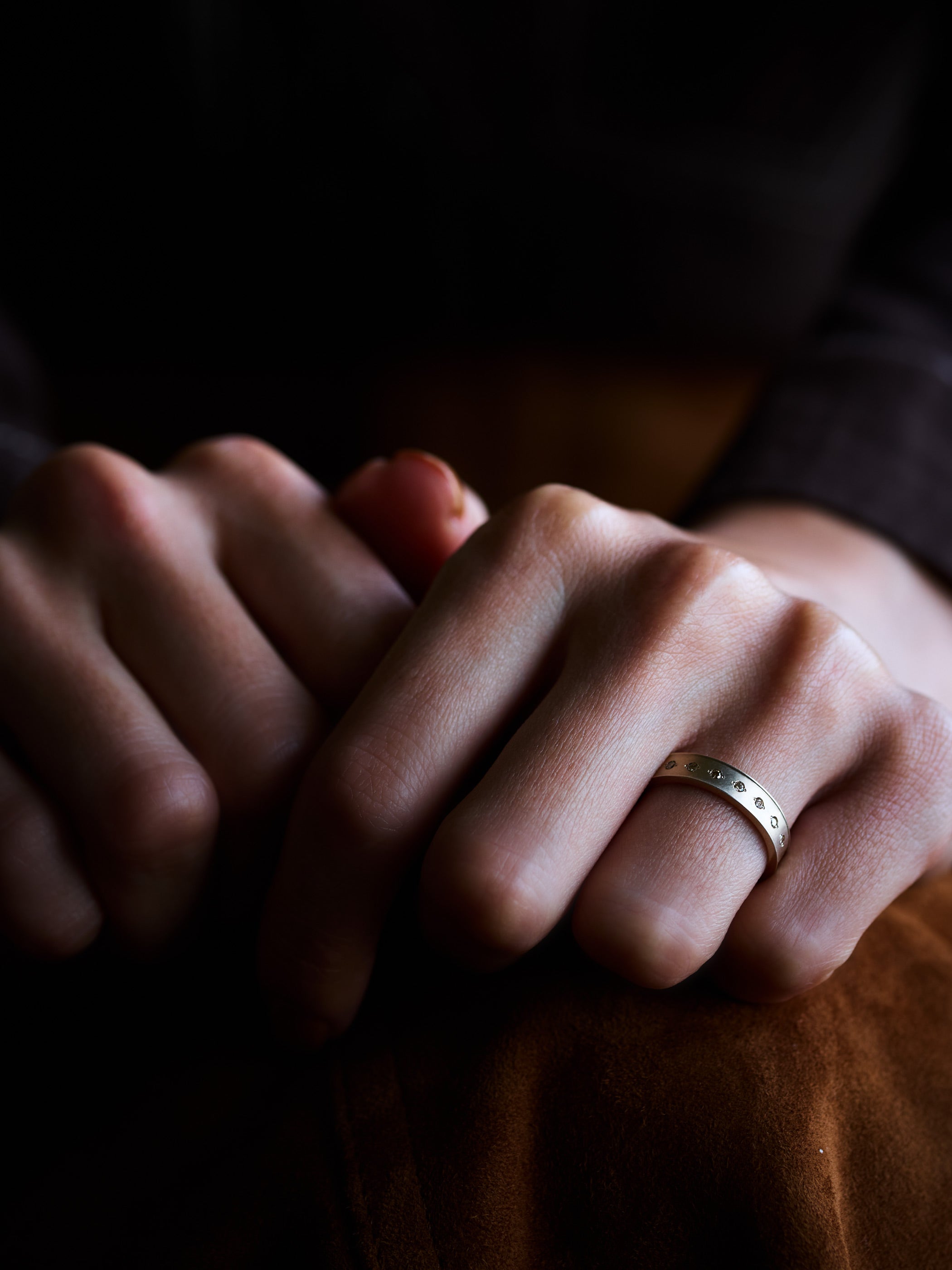 落ち着いた印象のシャンパンゴールドには、相性の良いブラウンダイヤモンドを留めています *K18CGを着用