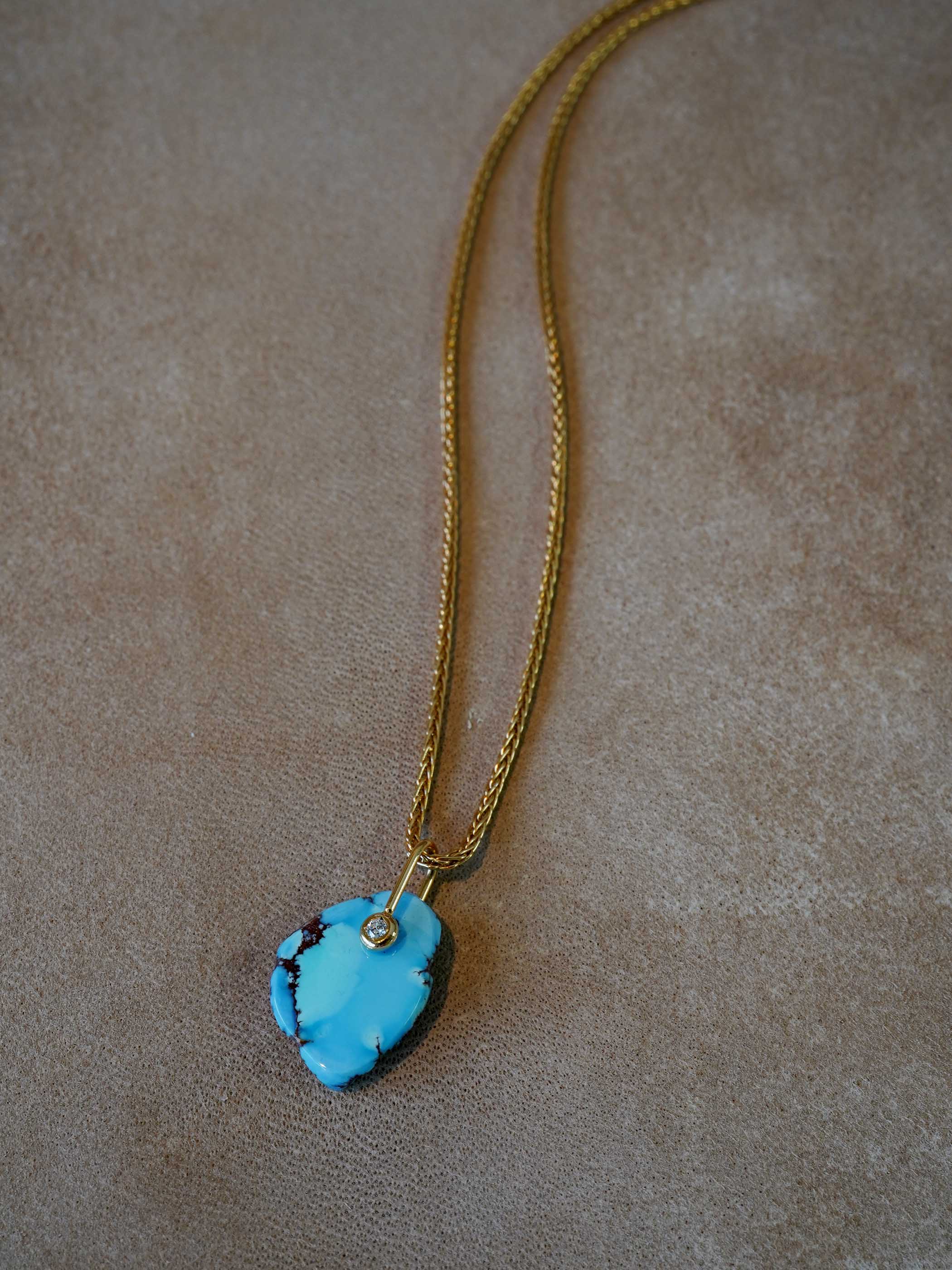 「WISH / Necklace」に通せば胸元を彩るペンダントトップに変身します※「WISH」は付属しません