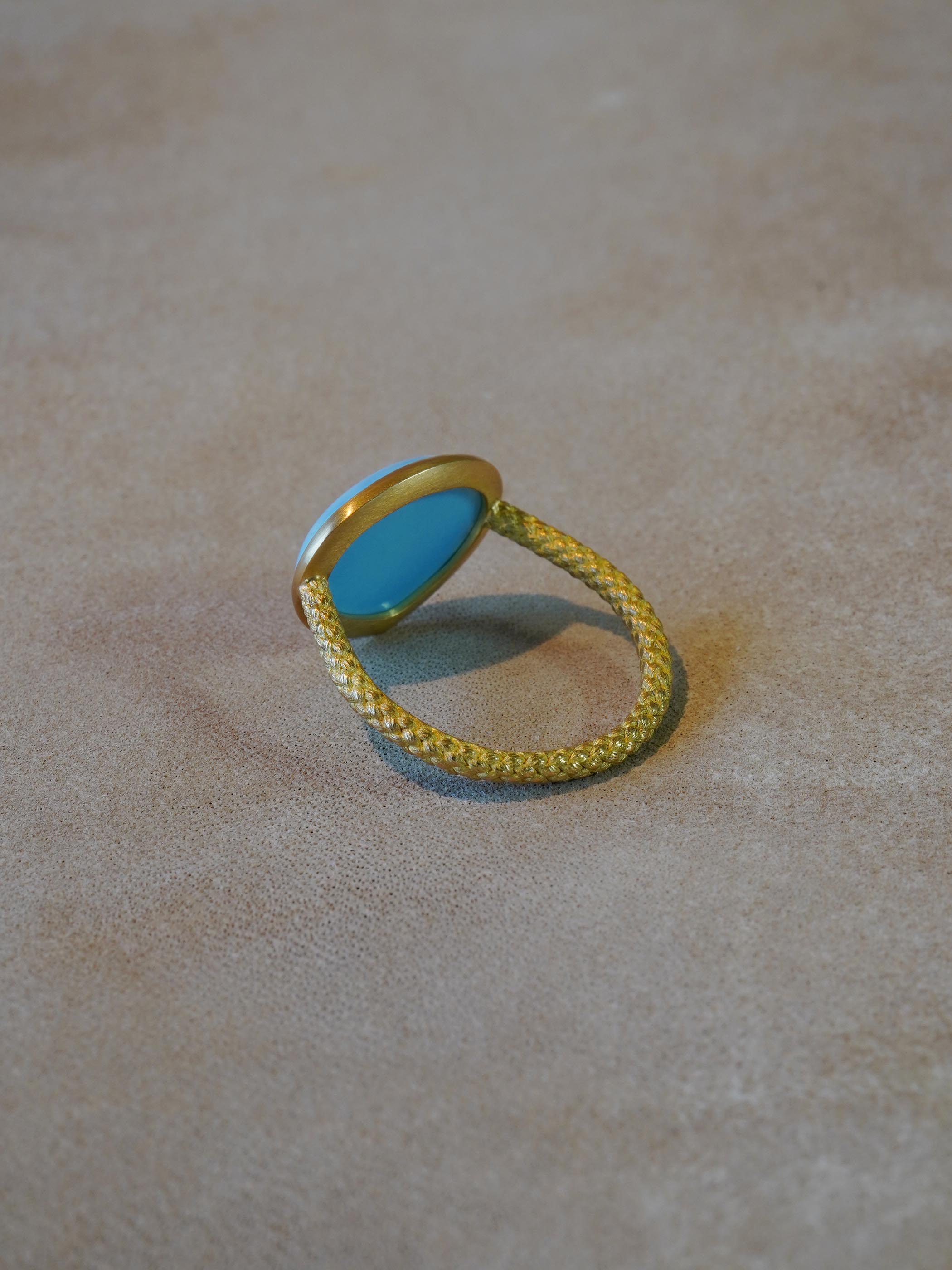 裏側も美しいブルーです