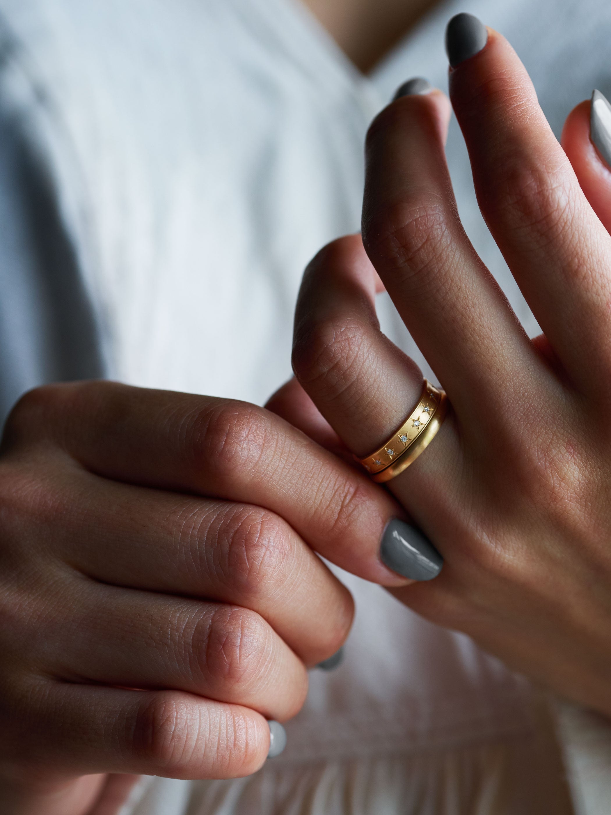 マリッジリングとの重ね着けも、同じ素材なら同系色のためファッションリングの顔立ちに *K18YGを着用