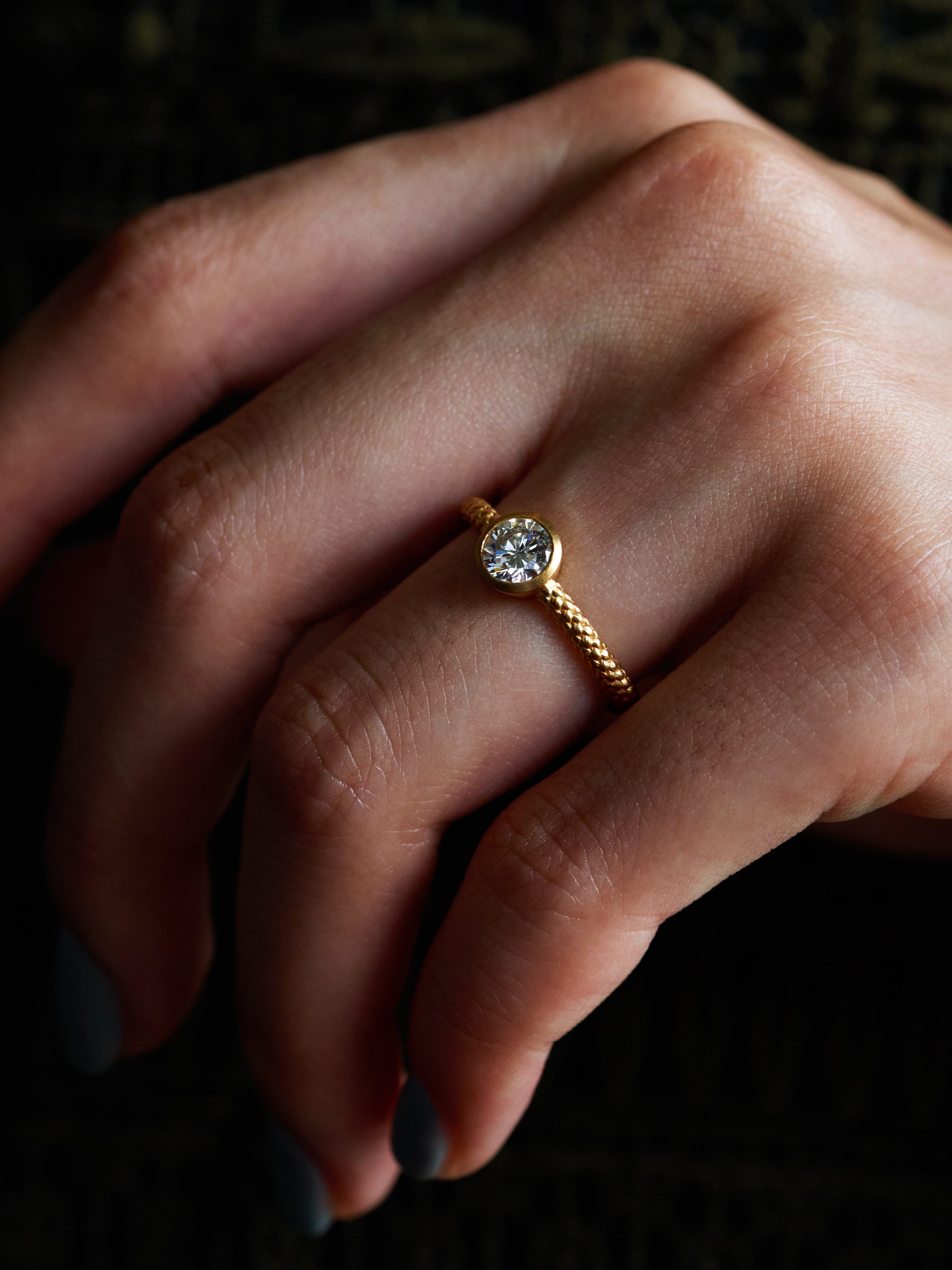 ダイヤモンドの持つ輝きを最大限に引き出すブリリアントカット。あらゆる角度から光を反射し手元にさりげなくもリュクスな印象を宿します