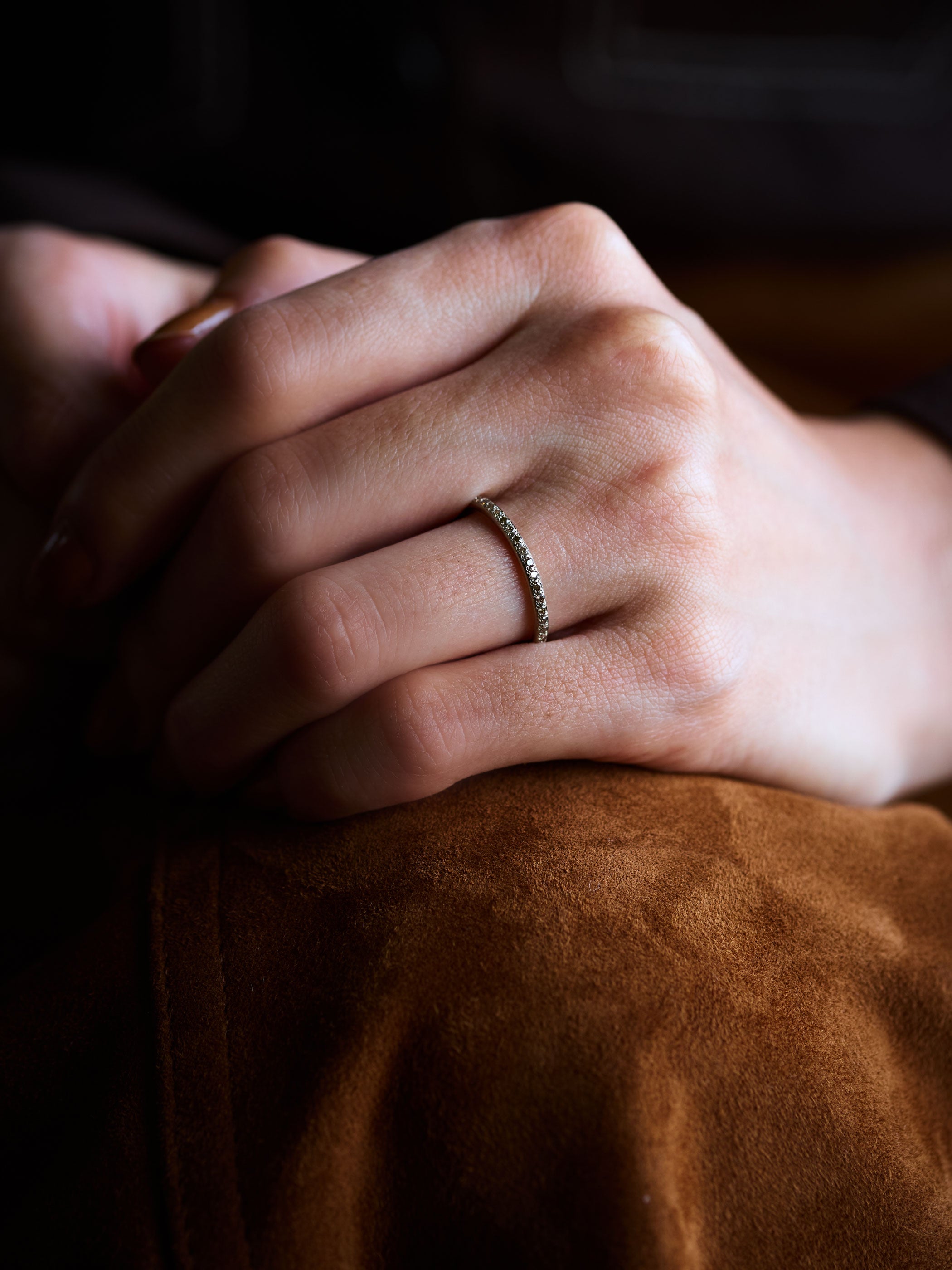 地金部分をマット加工にすることによりダイヤモンドの煌めきを感じながら落ち着いた印象に *K18CGを着用