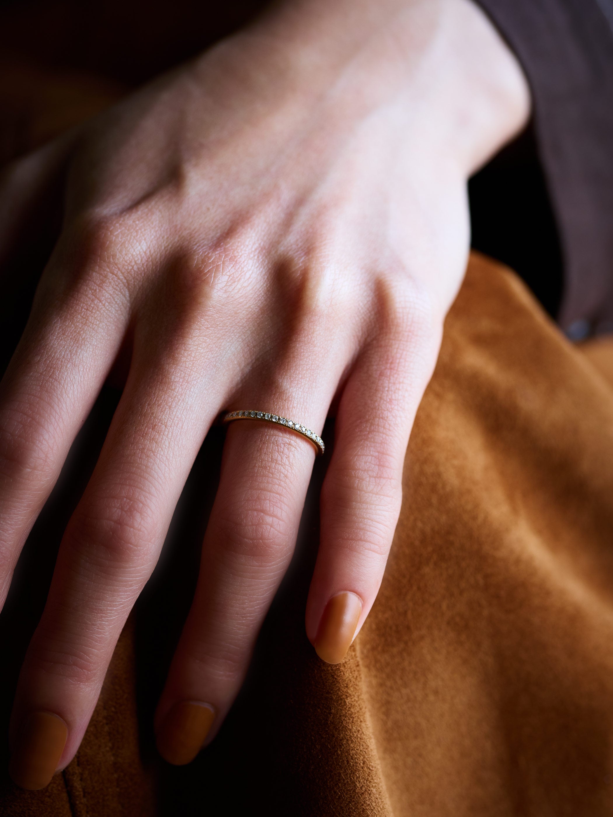 地金部分をマット加工にすることによりダイヤモンドの煌めきを感じながら落ち着いた印象に *K18YGを着用