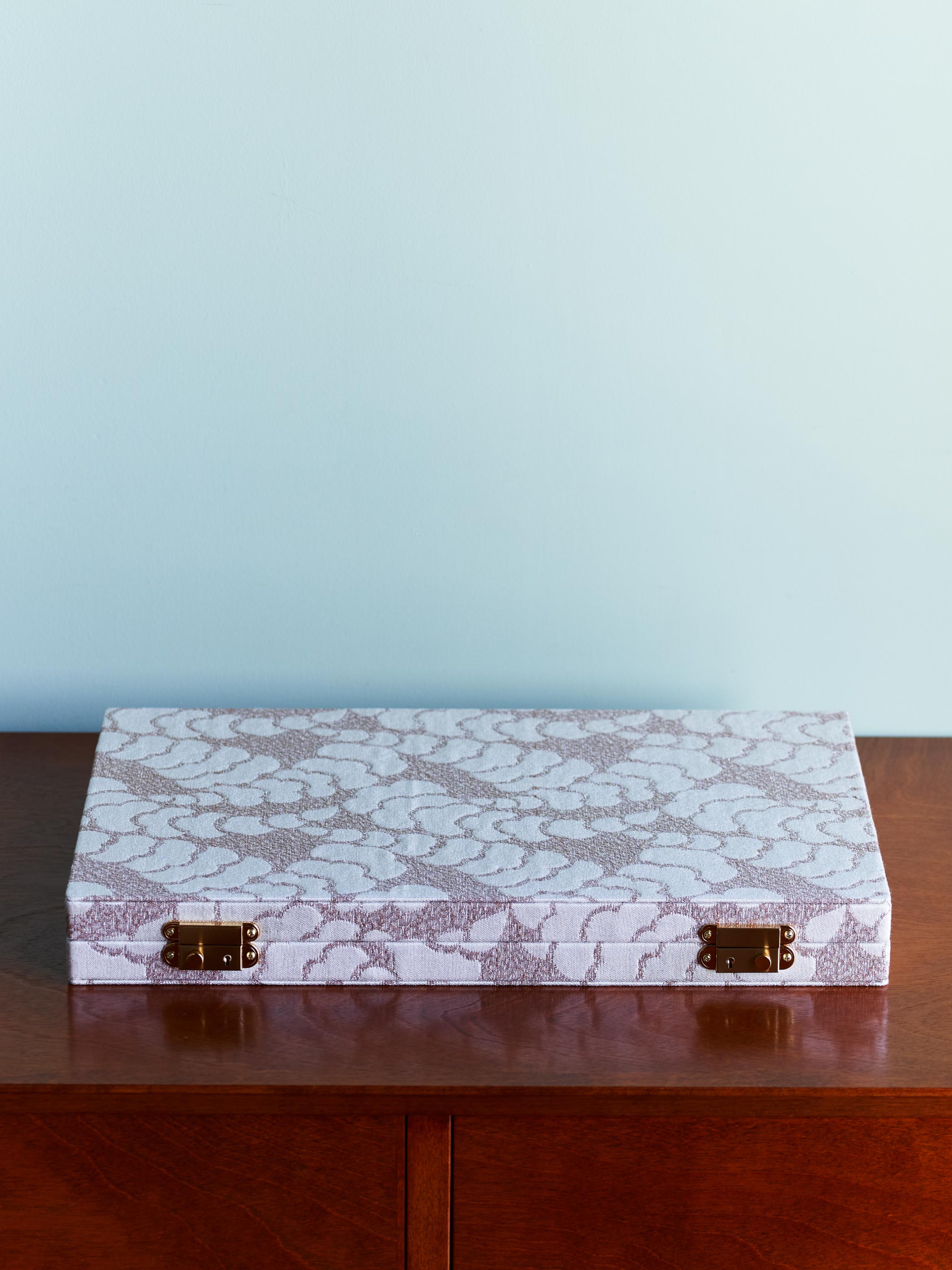 Cloudy Japan Jacquard / 光の当たる角度やご利用のモニター画面により実際の商品と多少見え方が異なる場合がございます