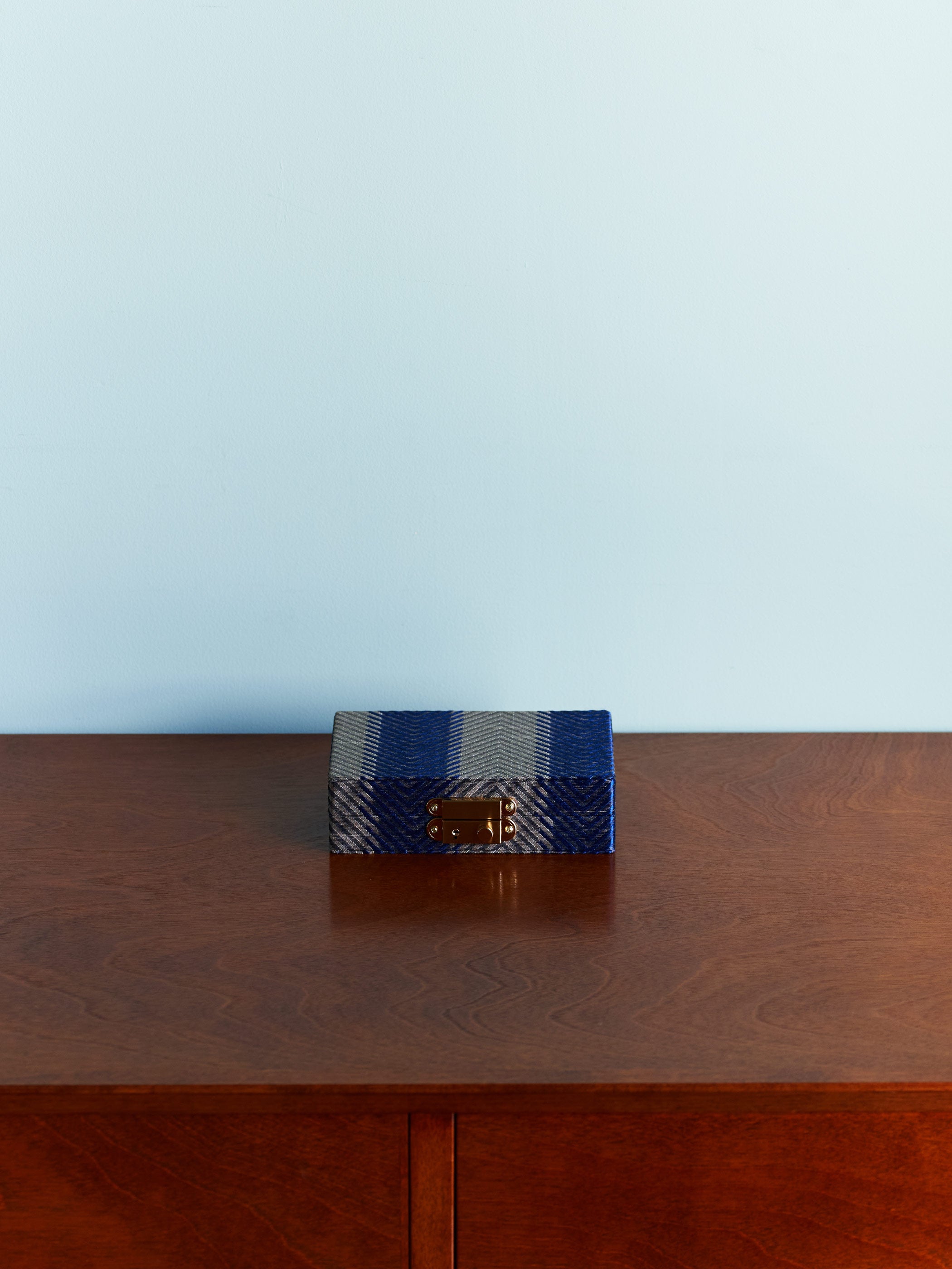 Heringbone Stripe Blue / 光の当たる角度やご利用のモニター画面により実際の商品と多少見え方が異なる場合がございます