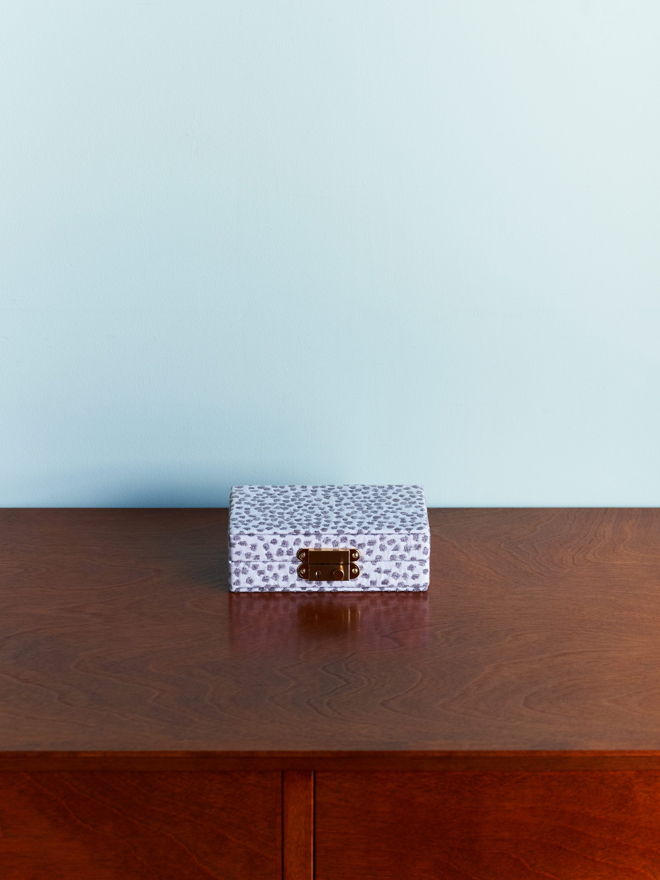 Dalmatian White / 光の当たる角度やご利用のモニター画面により実際の商品と多少見え方が異なる場合がございます
