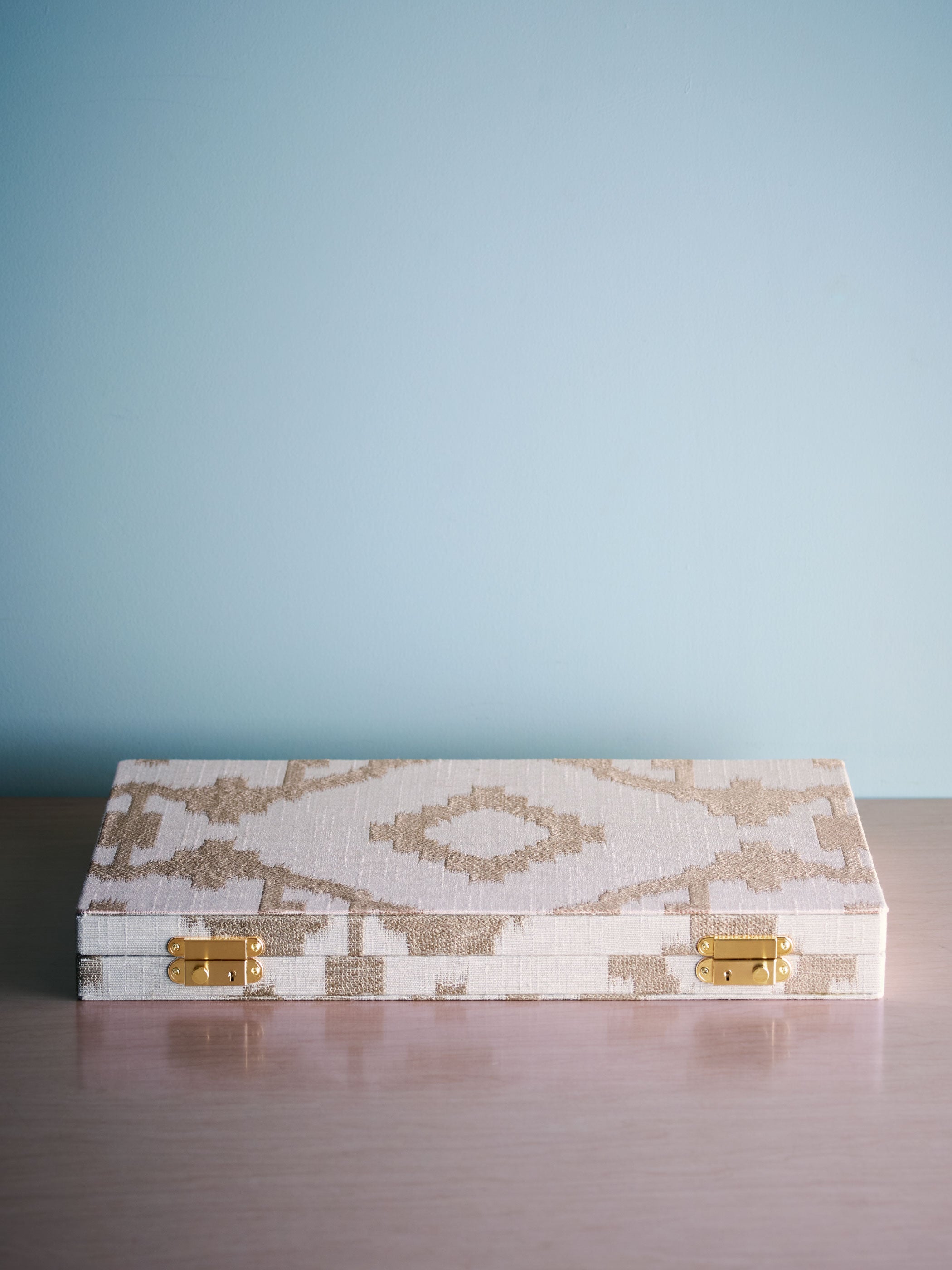 Trival Ivory / 光の当たる角度やご利用のモニター画面により実際の商品と多少見え方が異なる場合がございます