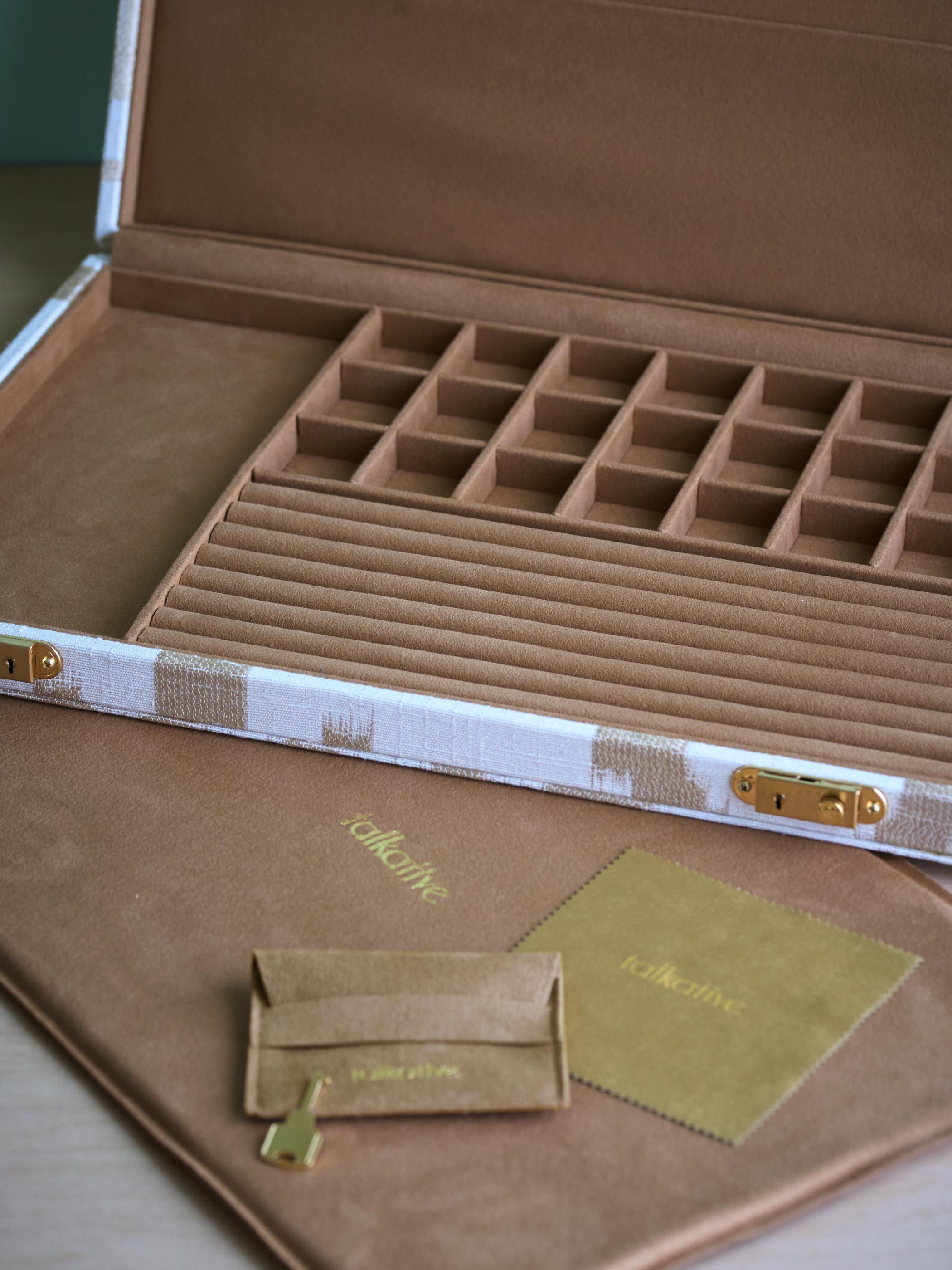 鍵、ジュエリーマット、オリジナルポーチ、ジュエリークロスが1点ずつ付きます