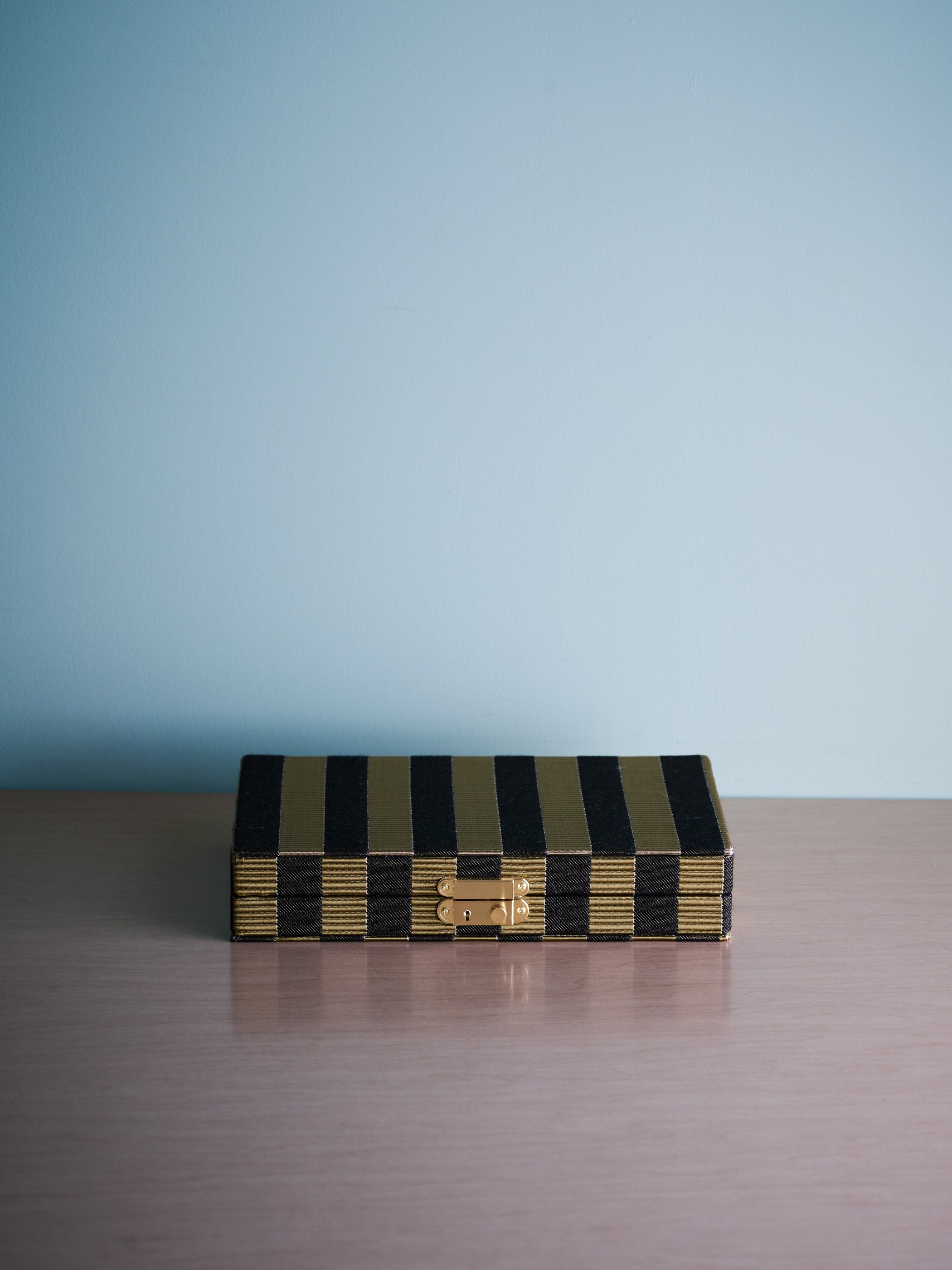 Stripe Black / 光の当たる角度やご利用のモニター画面により実際の商品と多少見え方が異なる場合がございます