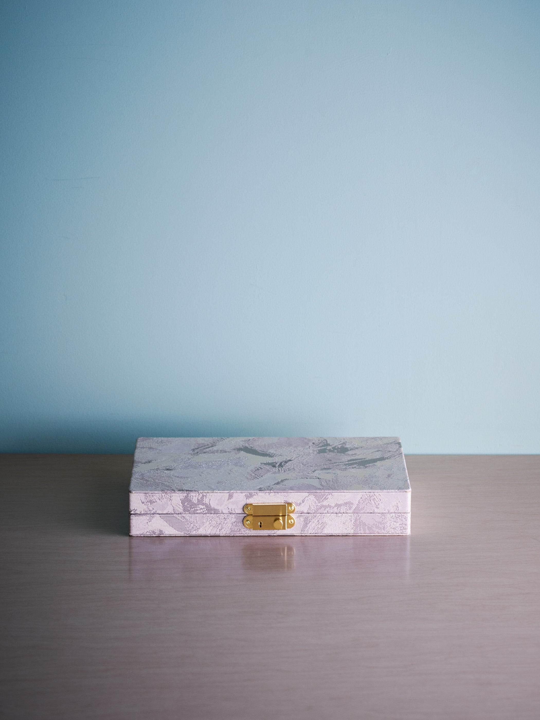 Painterly Lavender Gray / 光の当たる角度やご利用のモニター画面により実際の商品と多少見え方が異なる場合がございます