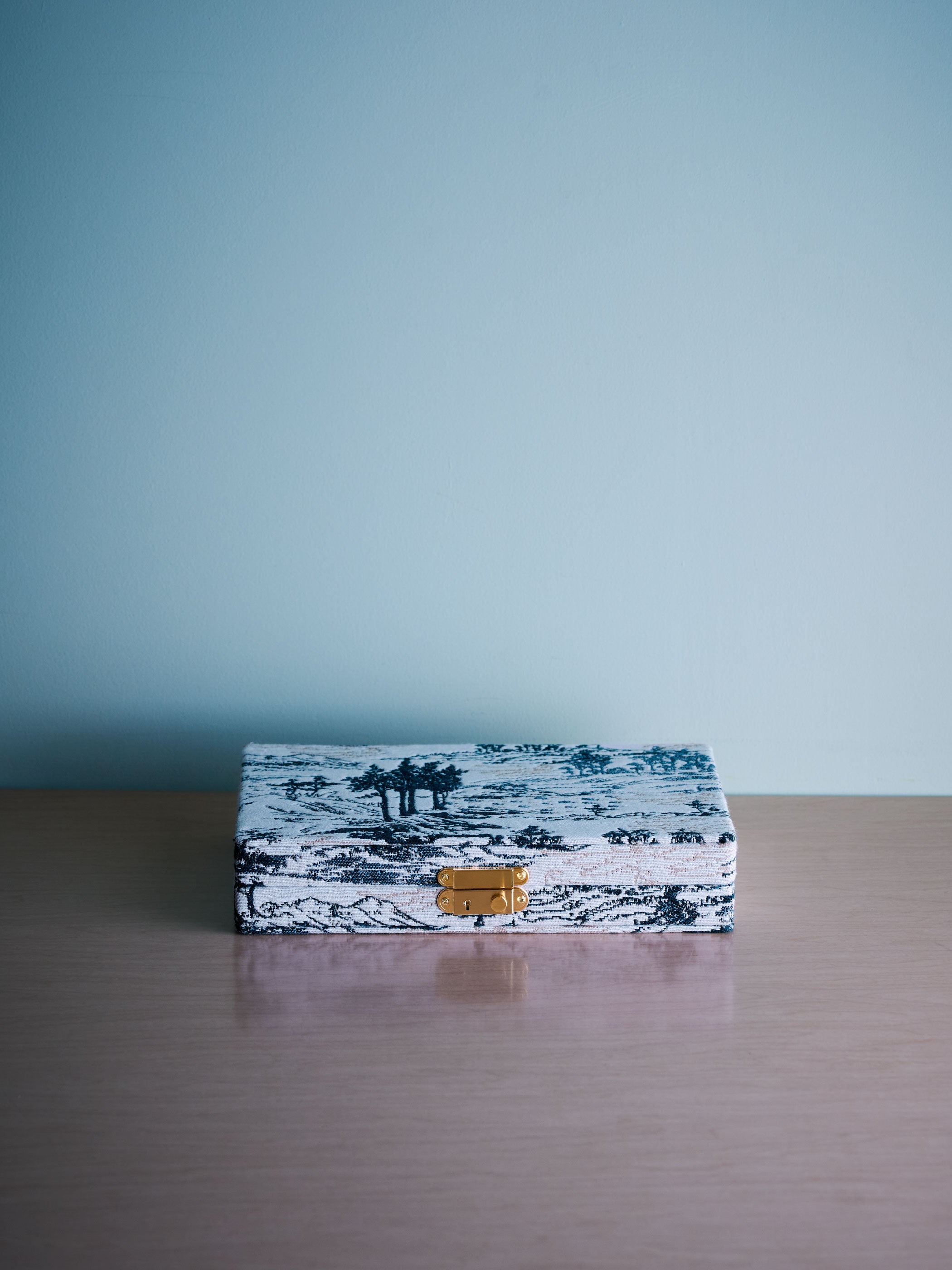 Toile de Jouy Navy / 光の当たる角度やご利用のモニター画面により実際の商品と多少見え方が異なる場合がございます