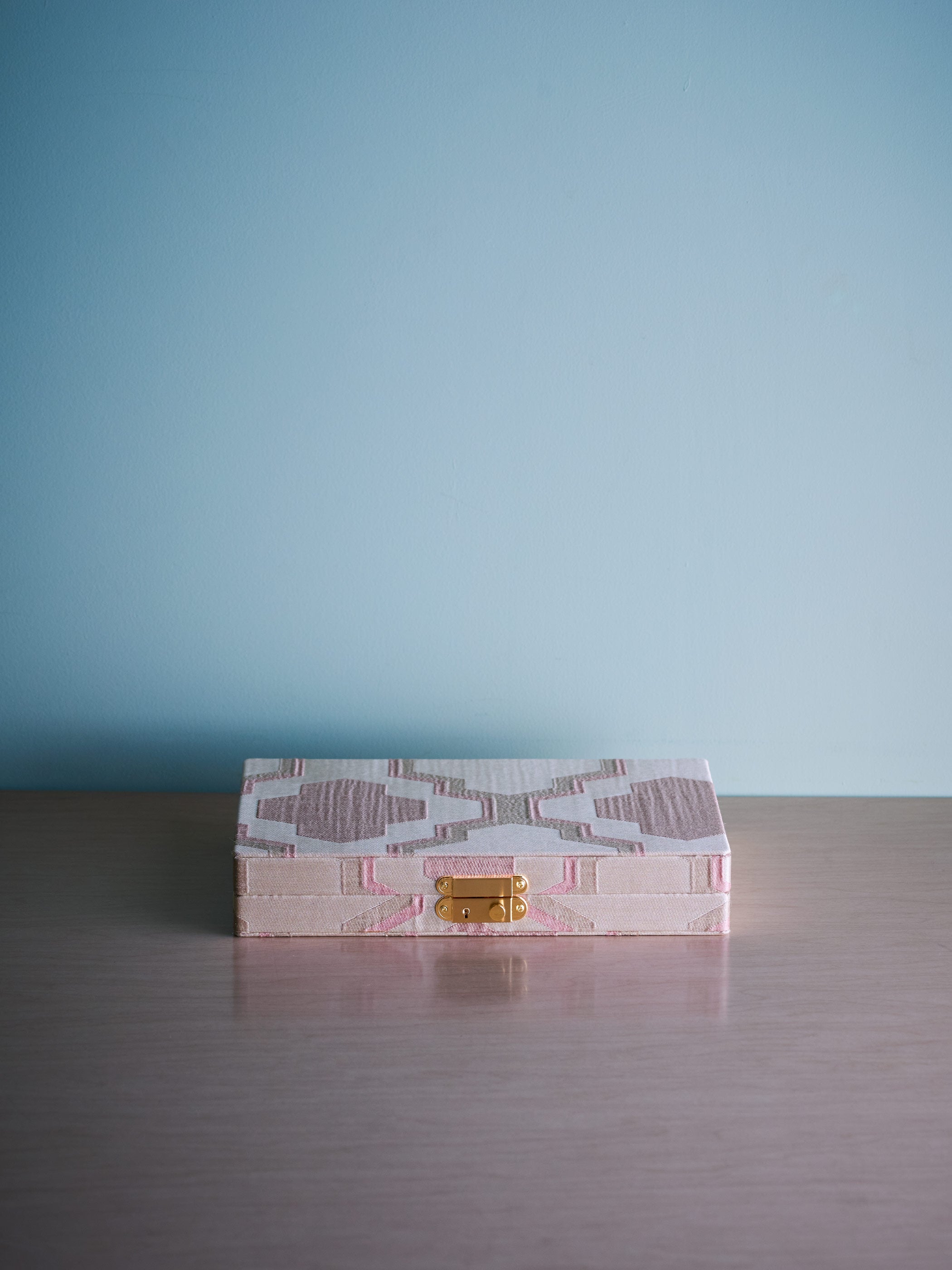 Arabesque pink / 光の当たる角度やご利用のモニター画面により実際の商品と多少見え方が異なる場合がございます