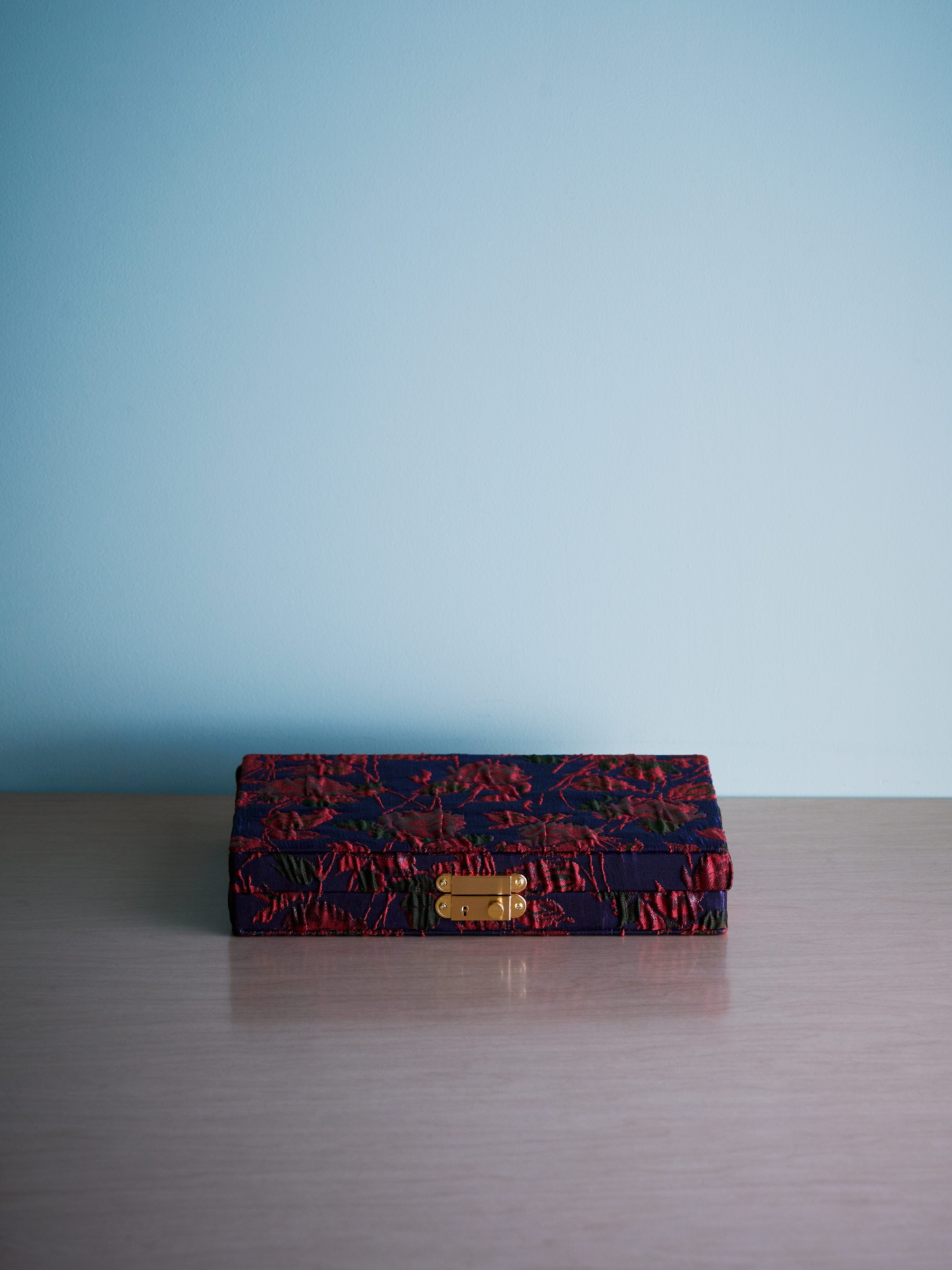 Rose Red / 光の当たる角度やご利用のモニター画面により実際の商品と多少見え方が異なる場合がございます