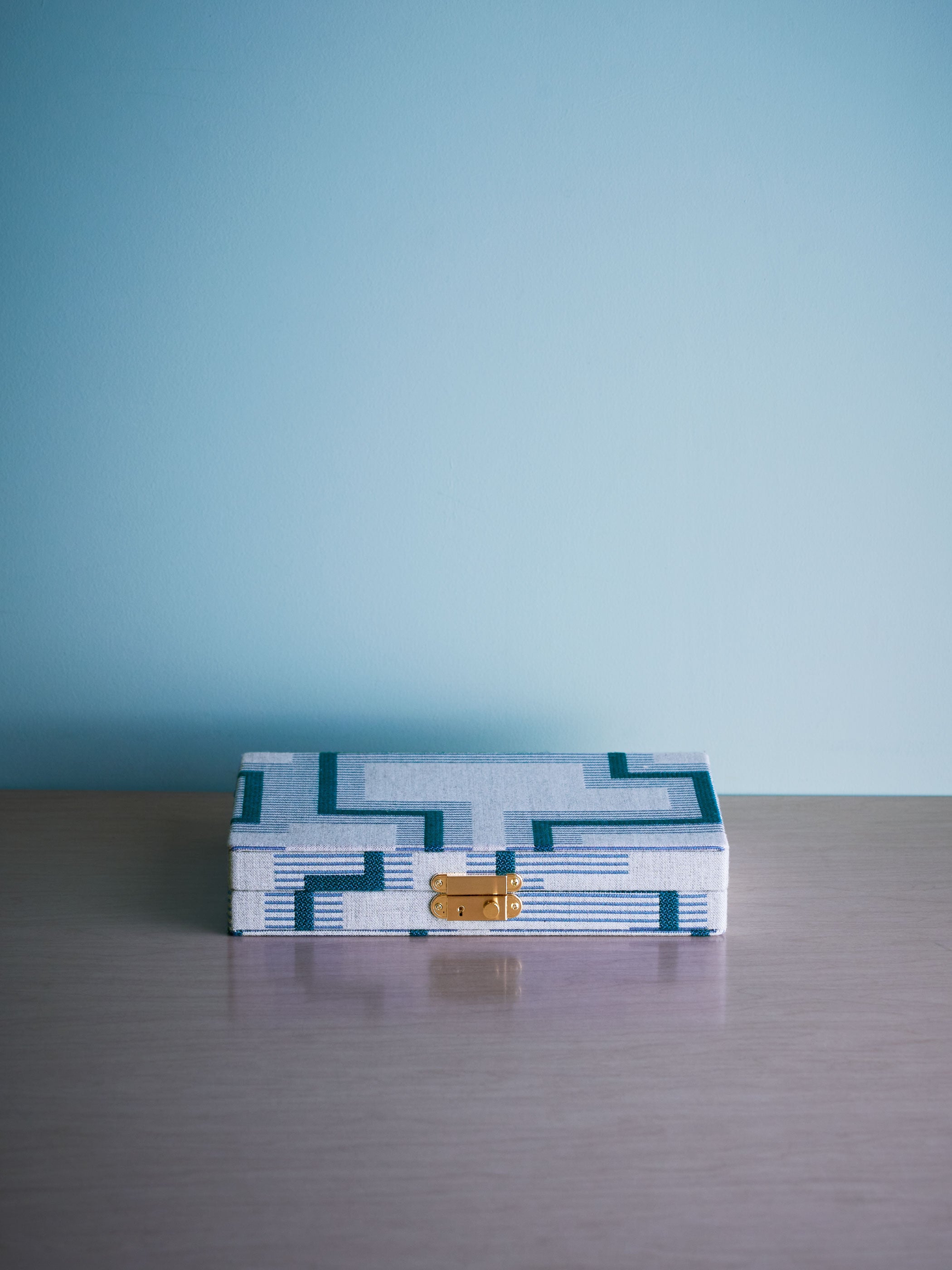 Mid-Century Blue / 光の当たる角度やご利用のモニター画面により実際の商品と多少見え方が異なる場合がございます