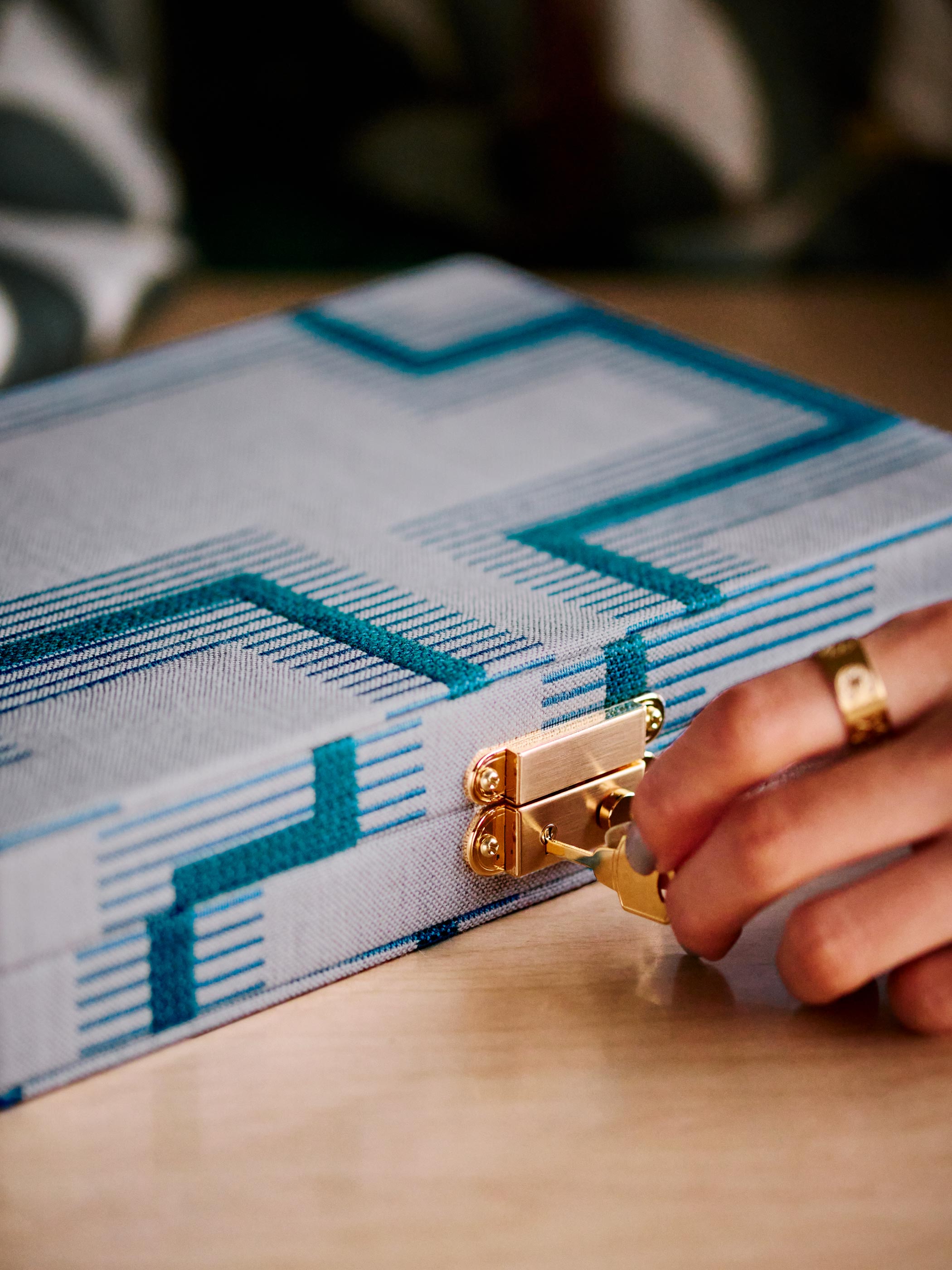 付属の鍵で施錠することもできます