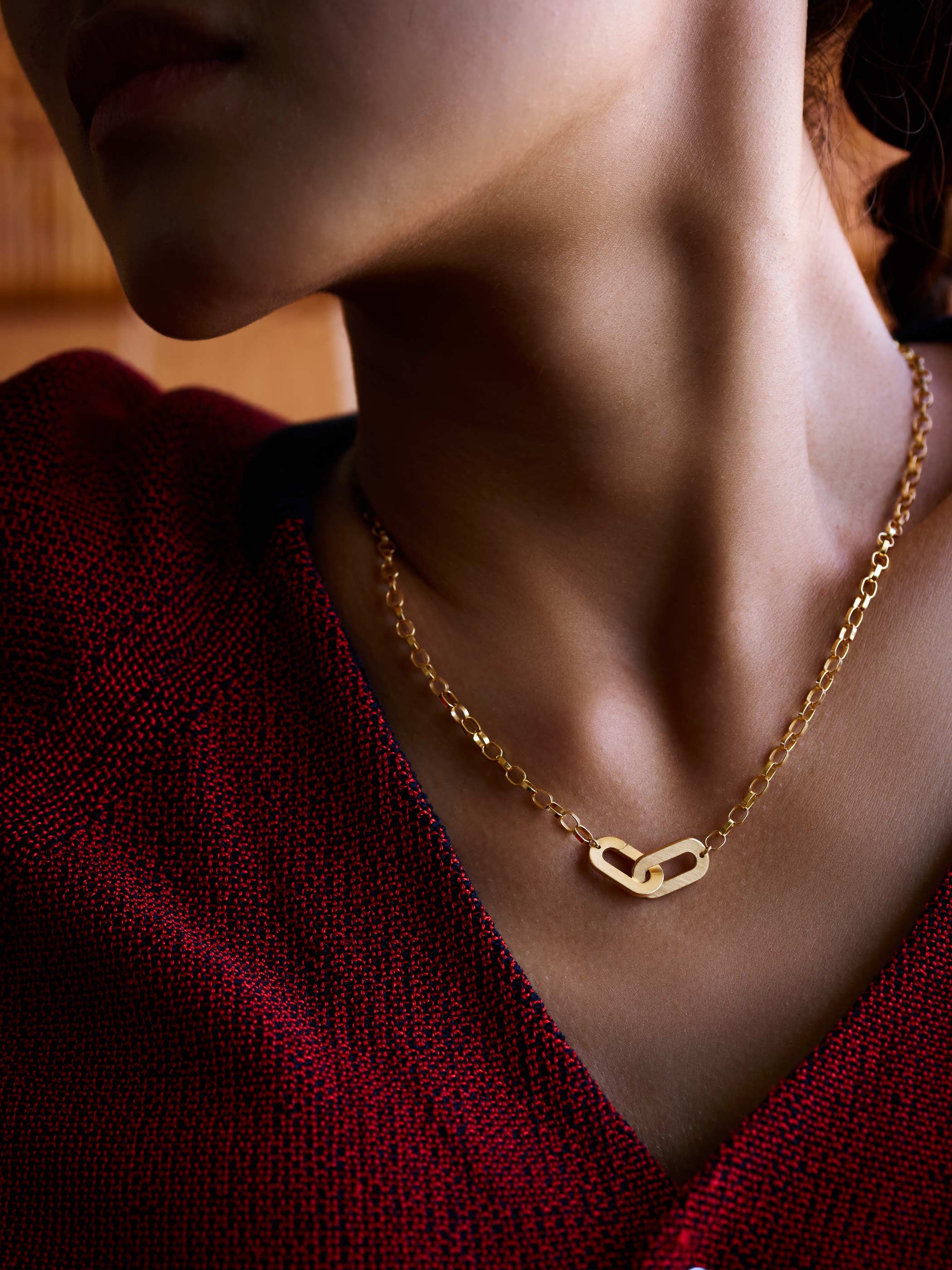 ボリュームのあるチェーンにより単体でスタイリングが決まります