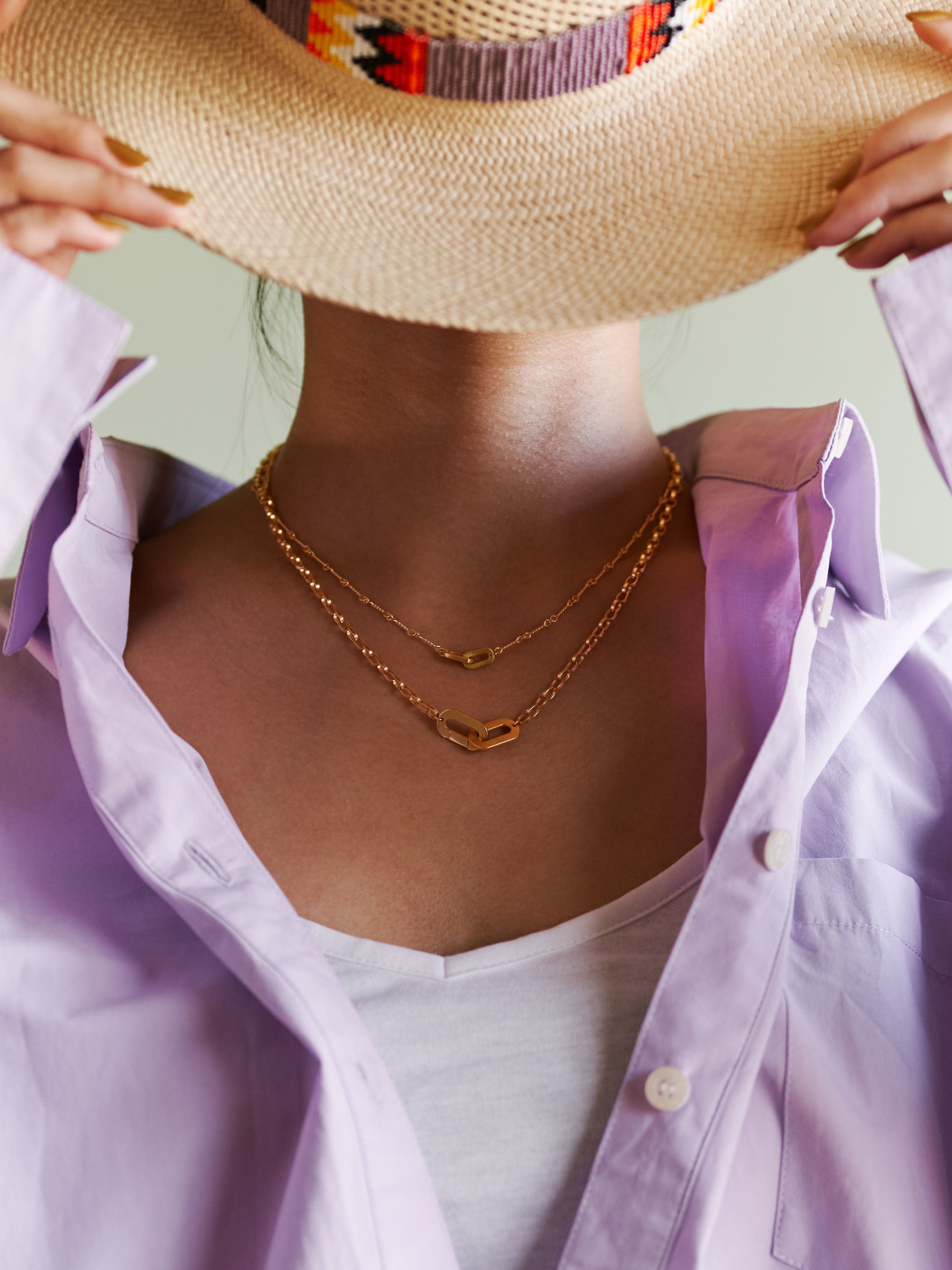 長さの違うネックレスを重ね着けしても抜け感のあるチェーンのためすっきりまとまります