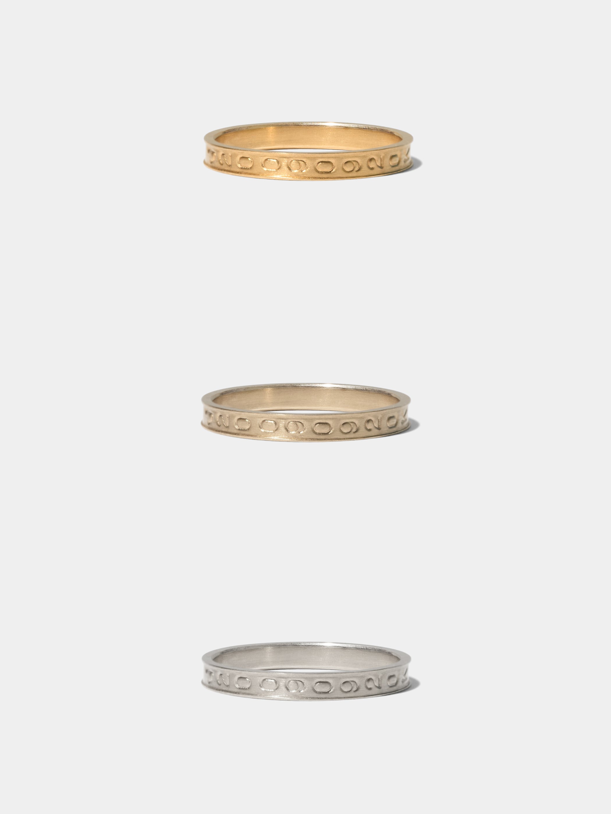 上からK18YG、K18CG(Champagne Gold)、Platinum