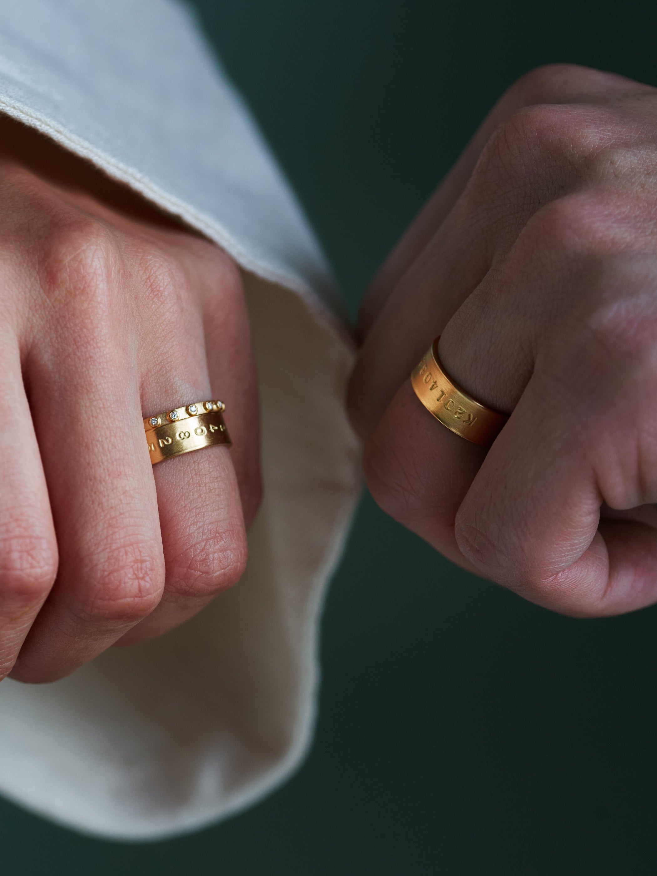 同じ素材で幅を変えた組み合わせ。エンゲージリングとの重ね着けも統一感がうまれます 左:4.8MM K18YG 縦列刻印 右:6.0MM K18YG 横列刻印