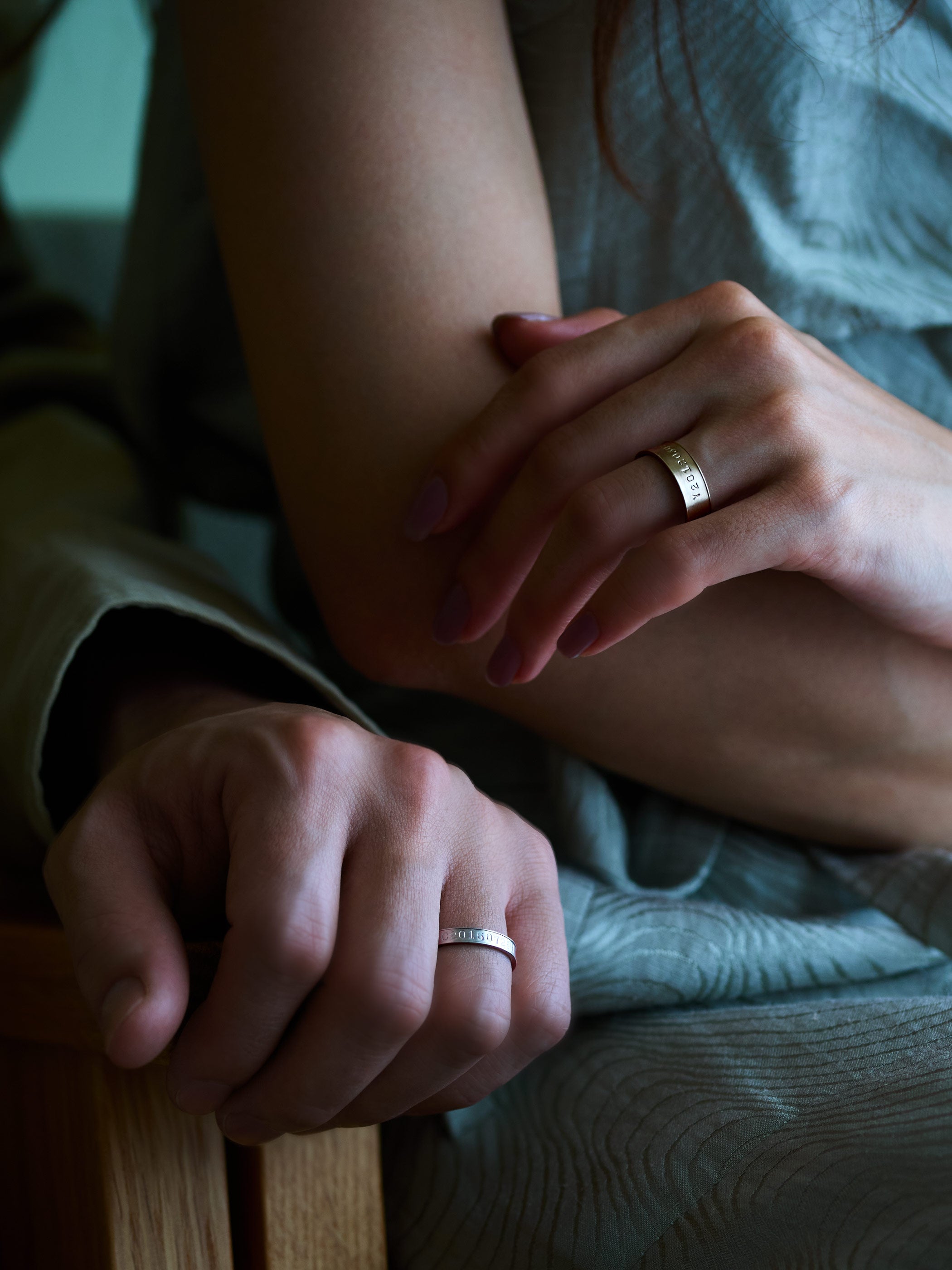 同じ幅同士はもちろん、幅の太さを変えペアもおすすめです 左:3.2MM Platinum、右:4.8MM Platinum