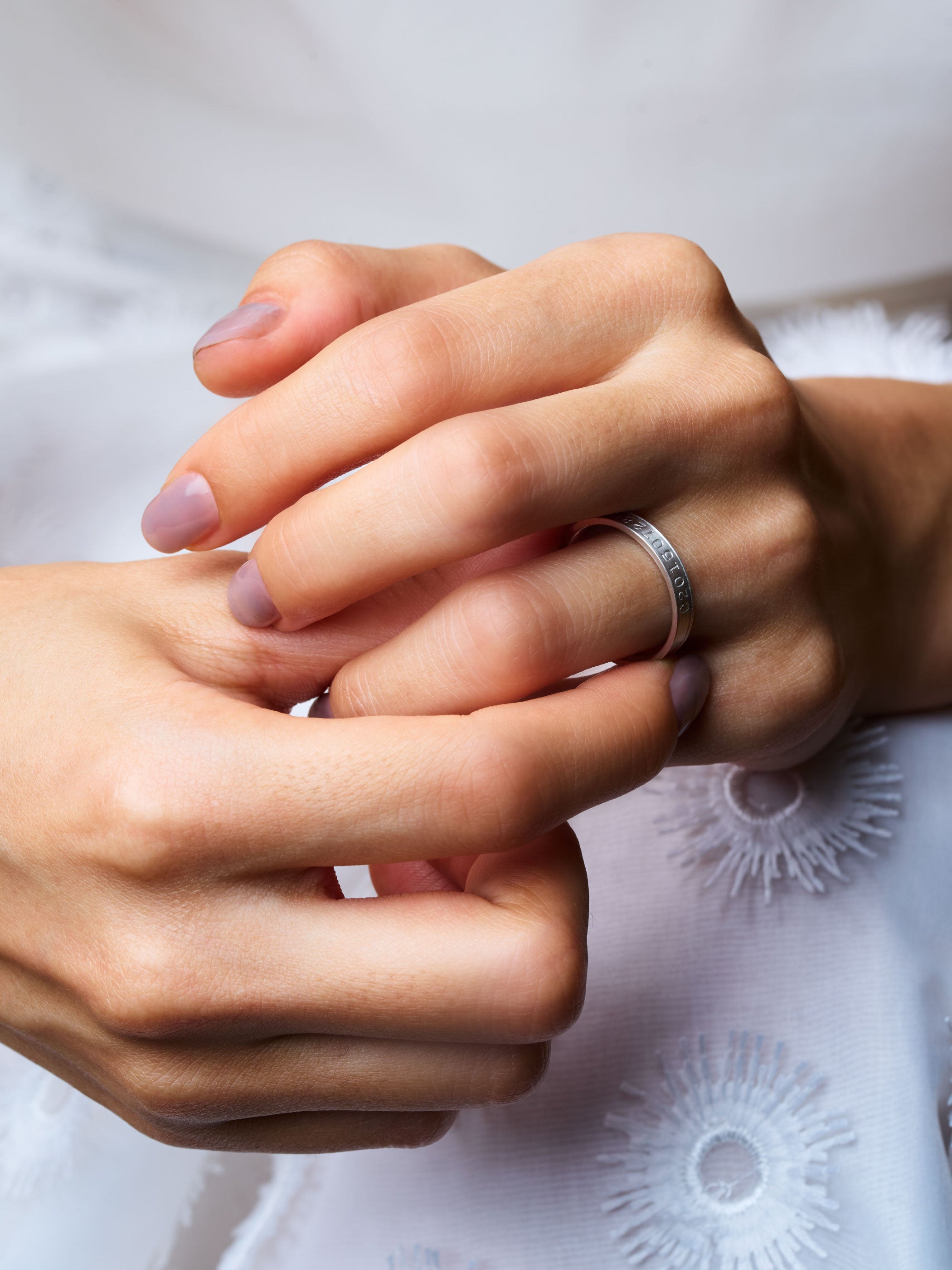 時が経つにつれ、刻んだナンバーにツヤがでてきます