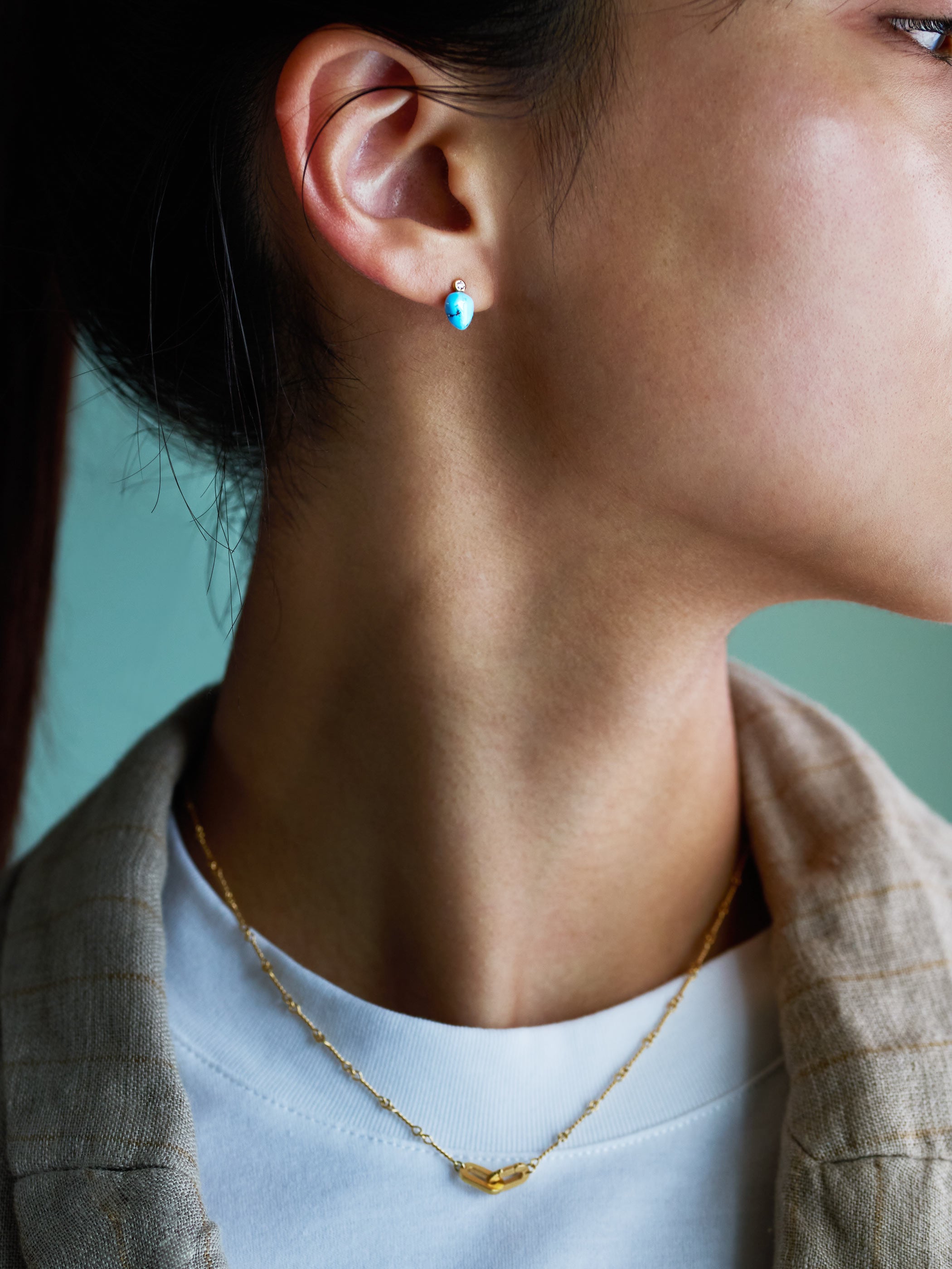 首周りが詰まった装いにも馴染みます