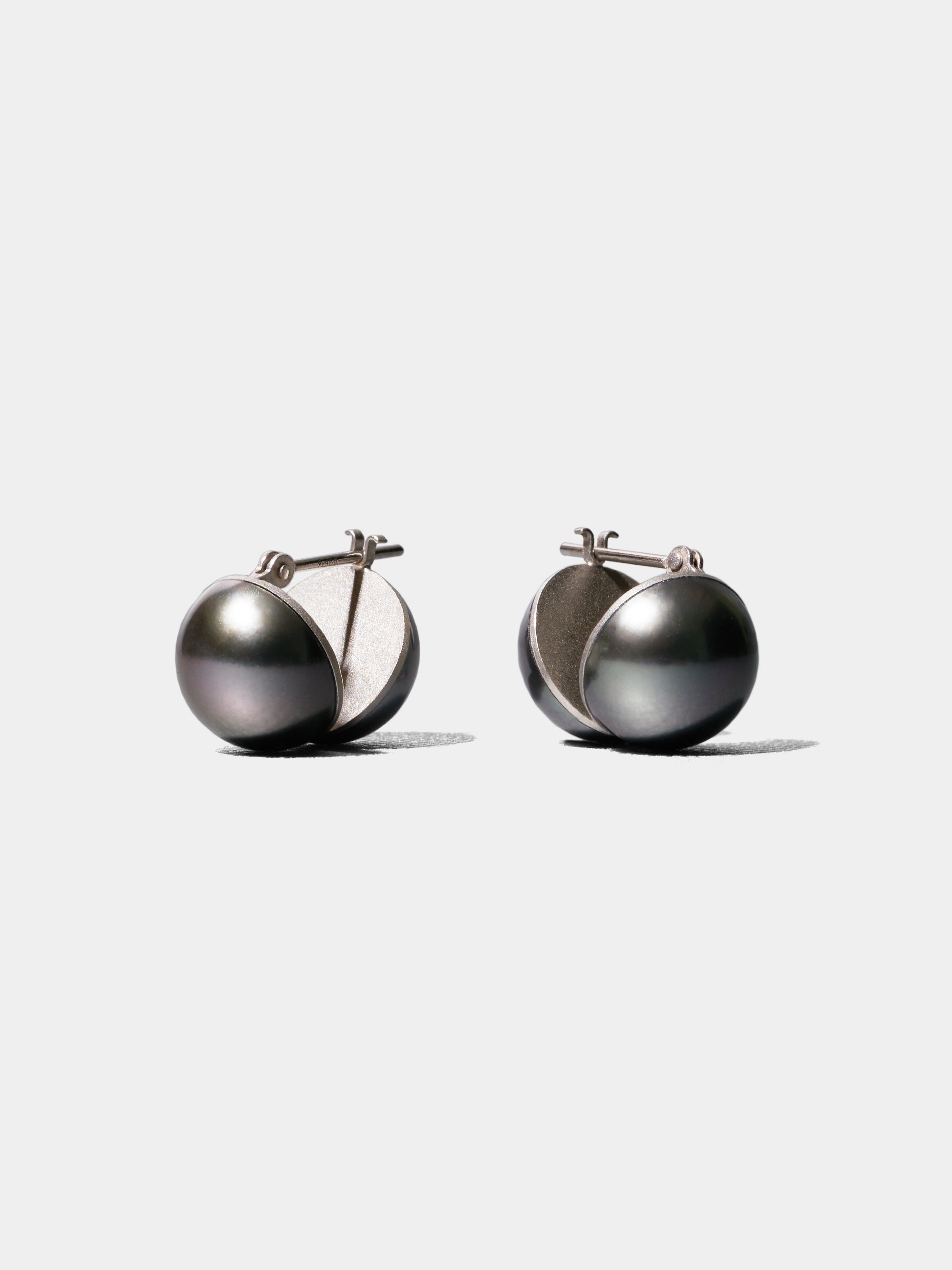 DIVIDE / Pierced Earrings / Separate / South Sea Pearl Black ※画像は金具がプラチナ