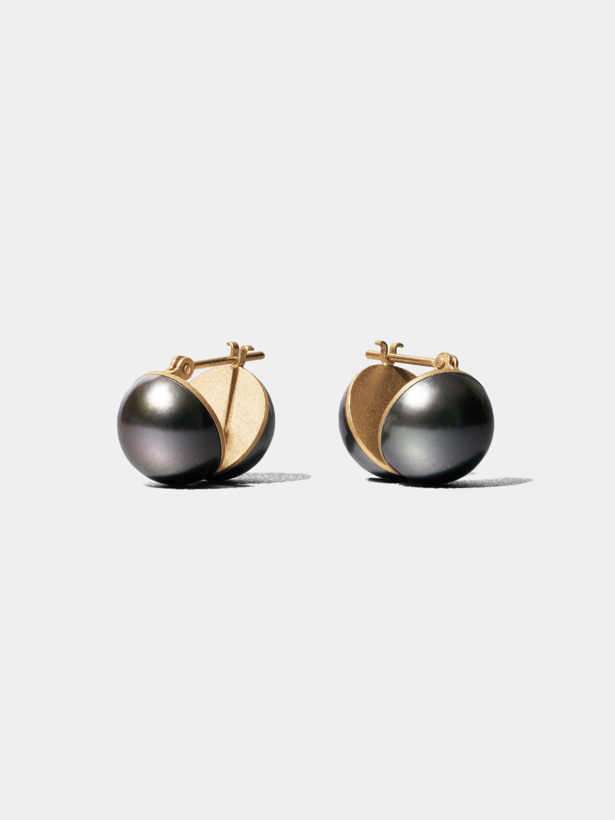 DIVIDE / Pierced Earrings / Separate / South Sea Pearl Black※画像は金具がK18YG