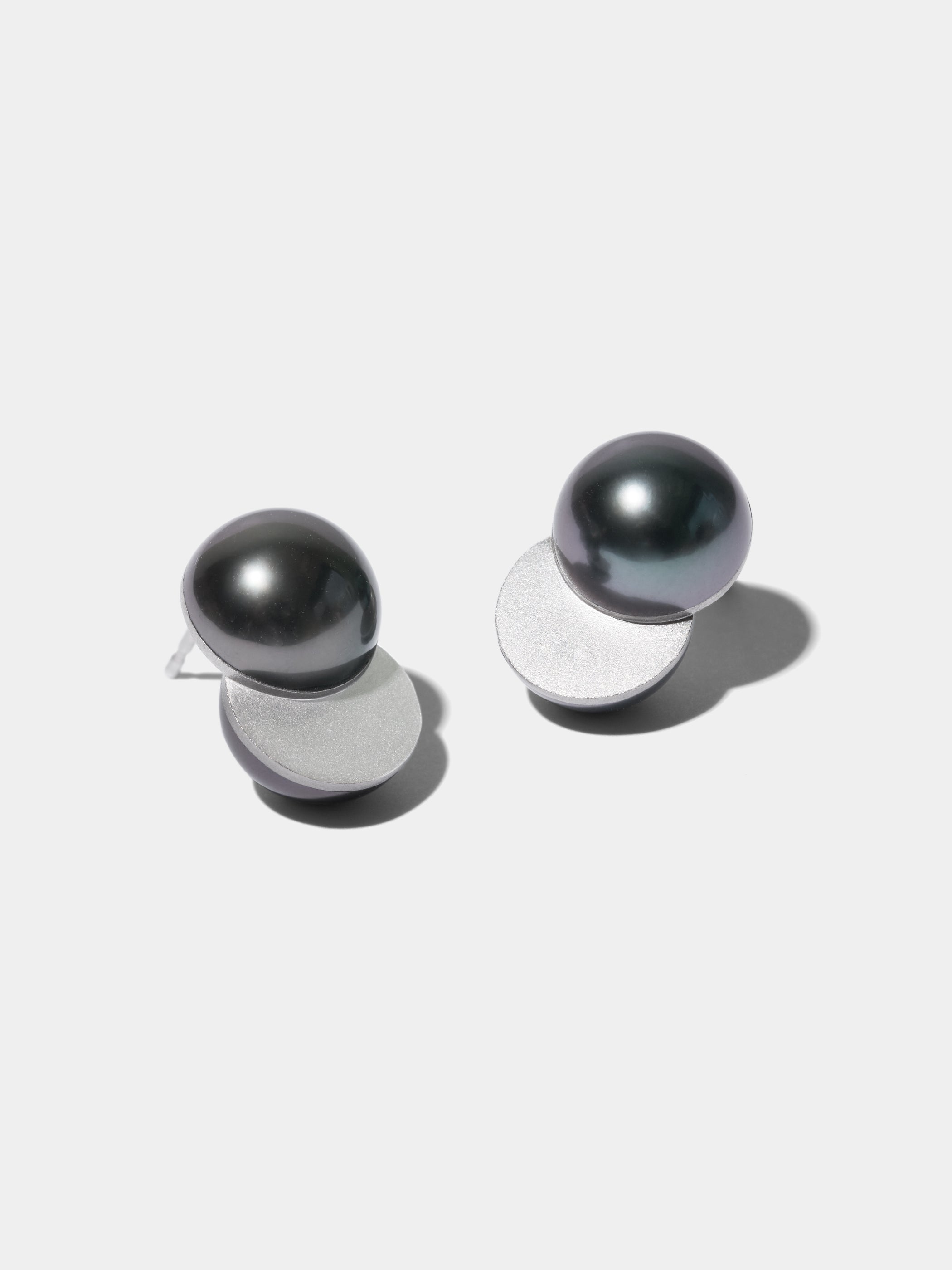 DIVIDE_Pierced Earrings_Slide Face_South Sea Pearl Black ※画像は金具がプラチナ