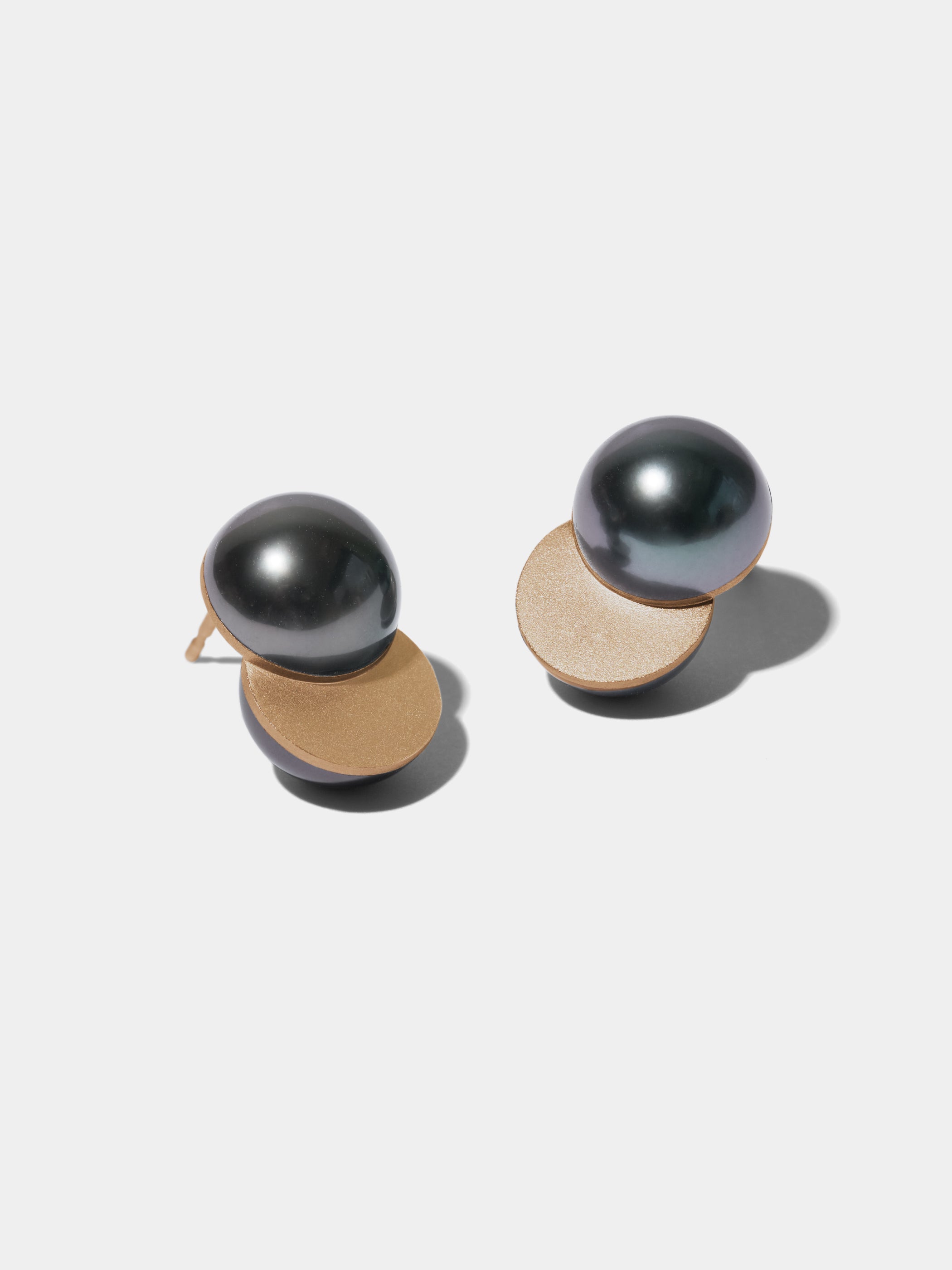 DIVIDE_Pierced Earrings_Slide Face_South Sea Pearl Black ※画像は金具がK18YG