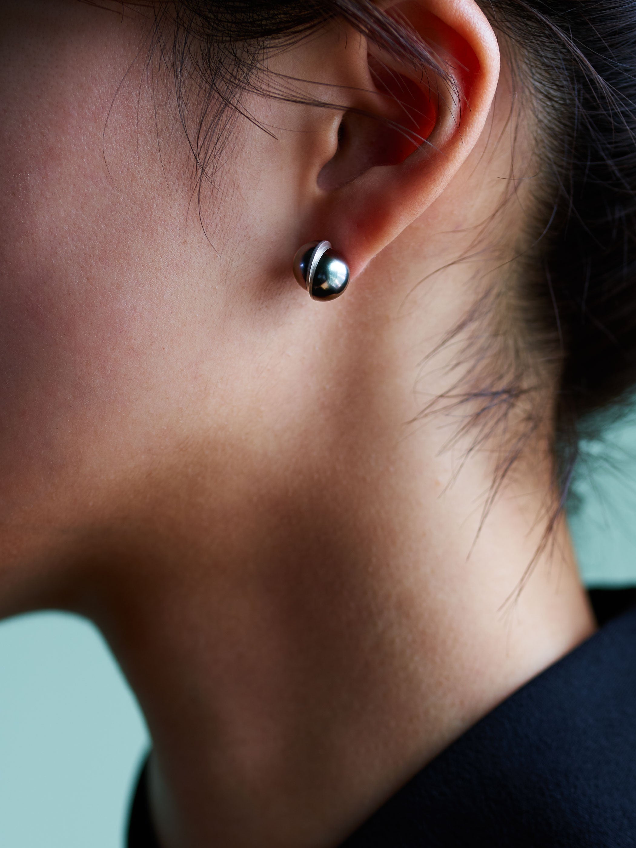 着用イメージです。画像は金具がプラチナ