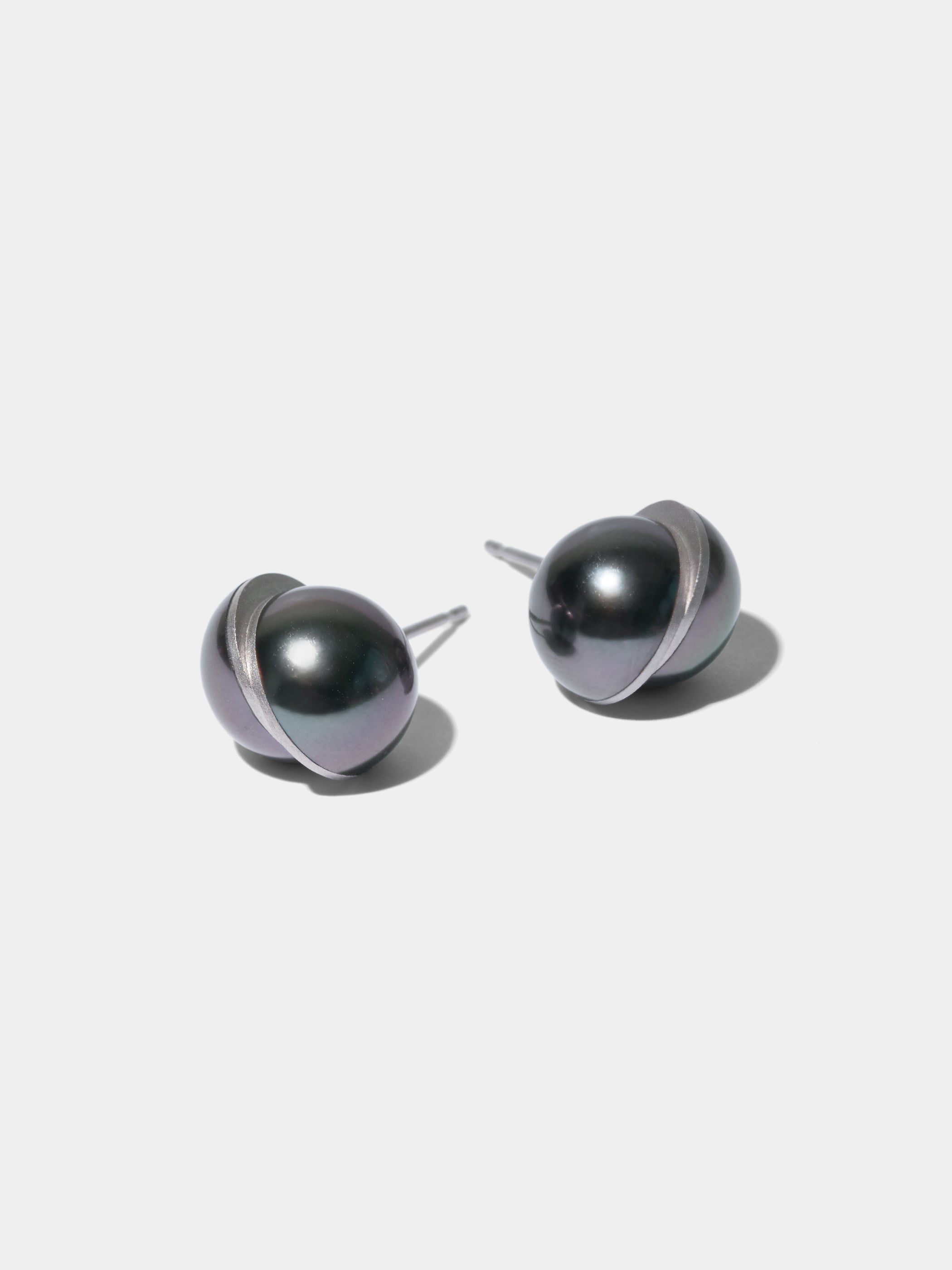 DIVIDE / Pierced Earrings / Slide Line / South Sea Pearl Black ※画像は金具がプラチナ