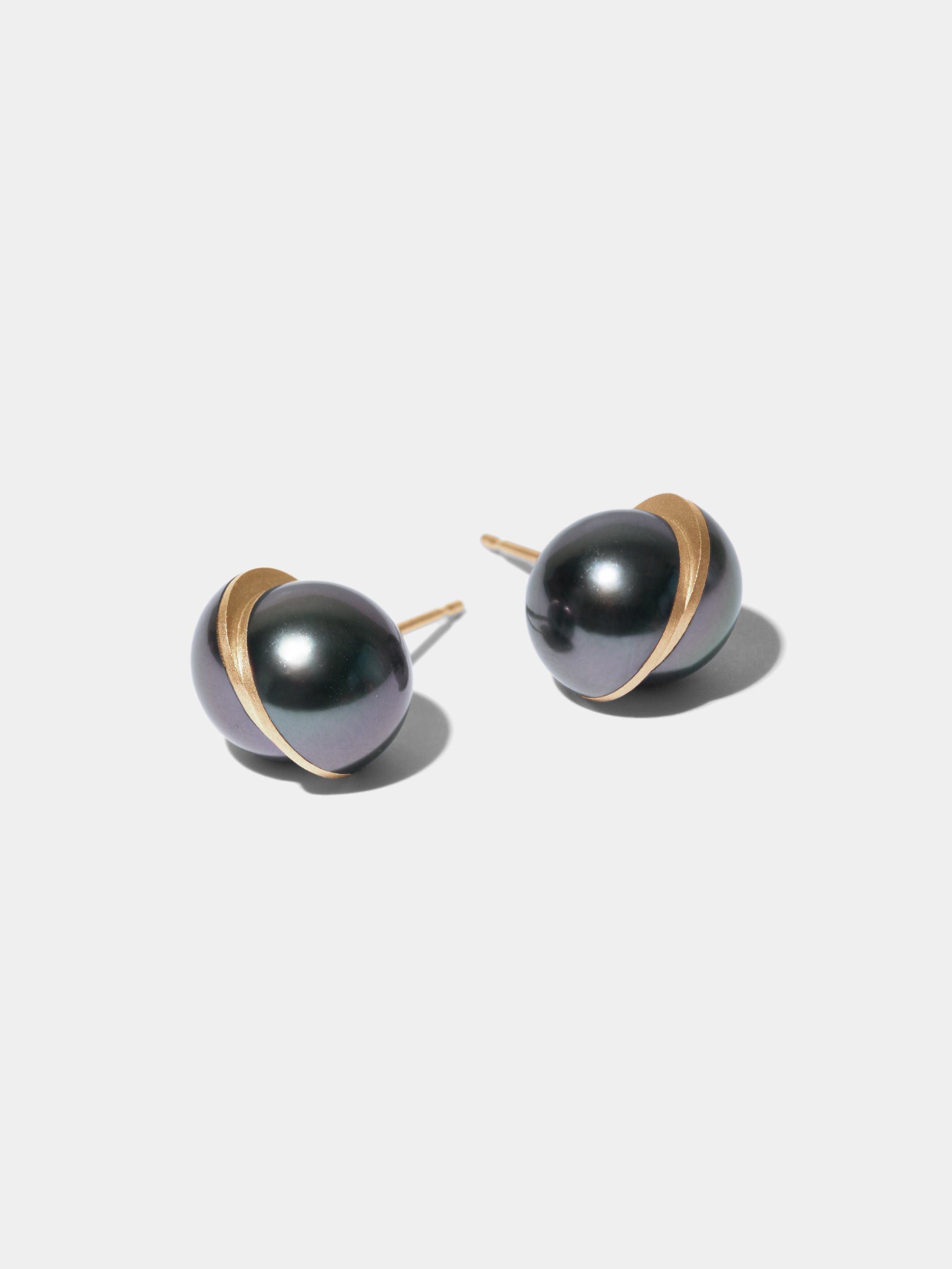 DIVIDE / Pierced Earrings / Slide Line / South Sea Pearl Black ※画像は金具がK18YG