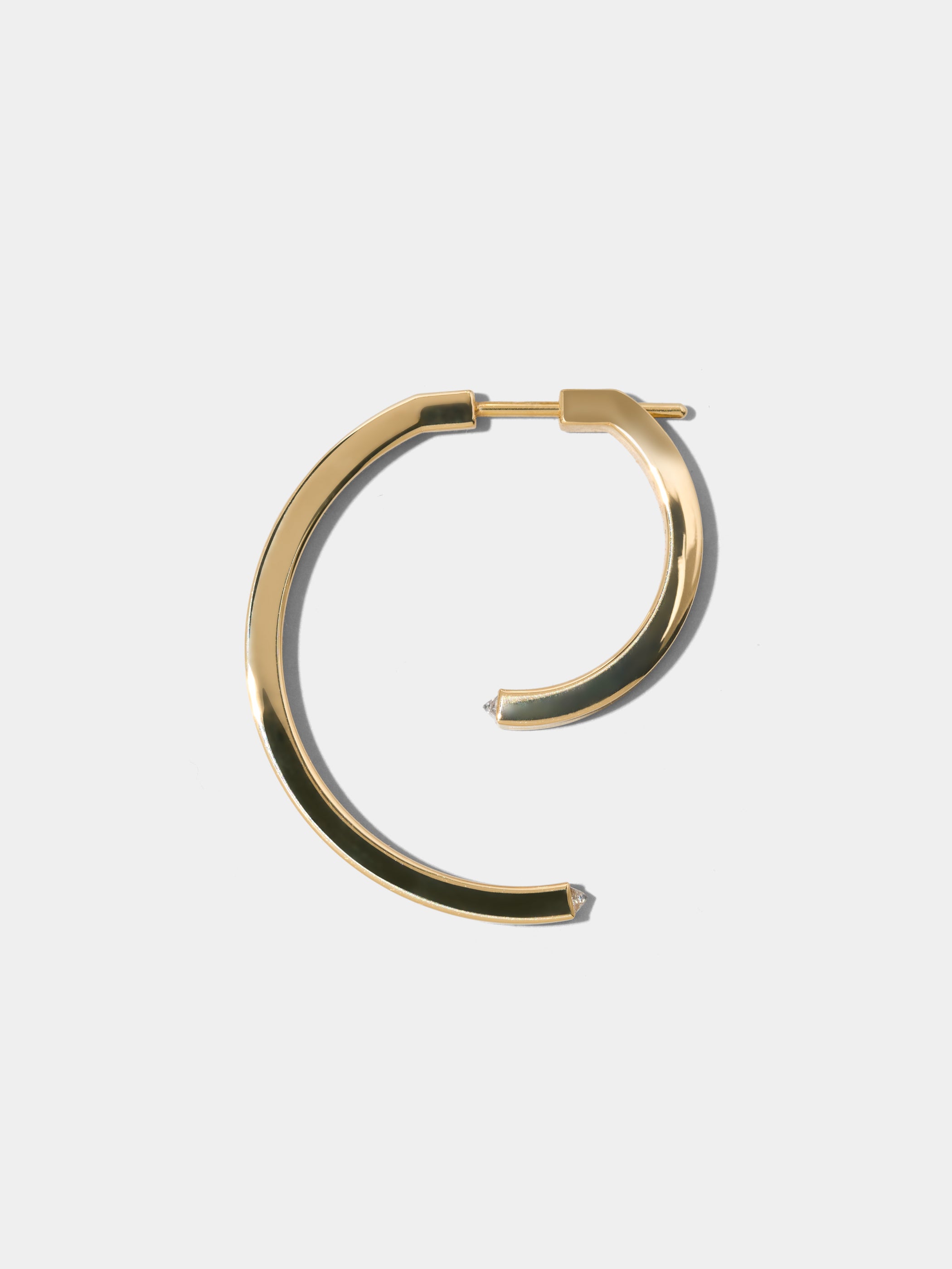 ハーフフープM + ハーフフープSキャッチの組合せ。大きさの違う半円の弧を重ねることで生まれる黄金比のようなフォルムです