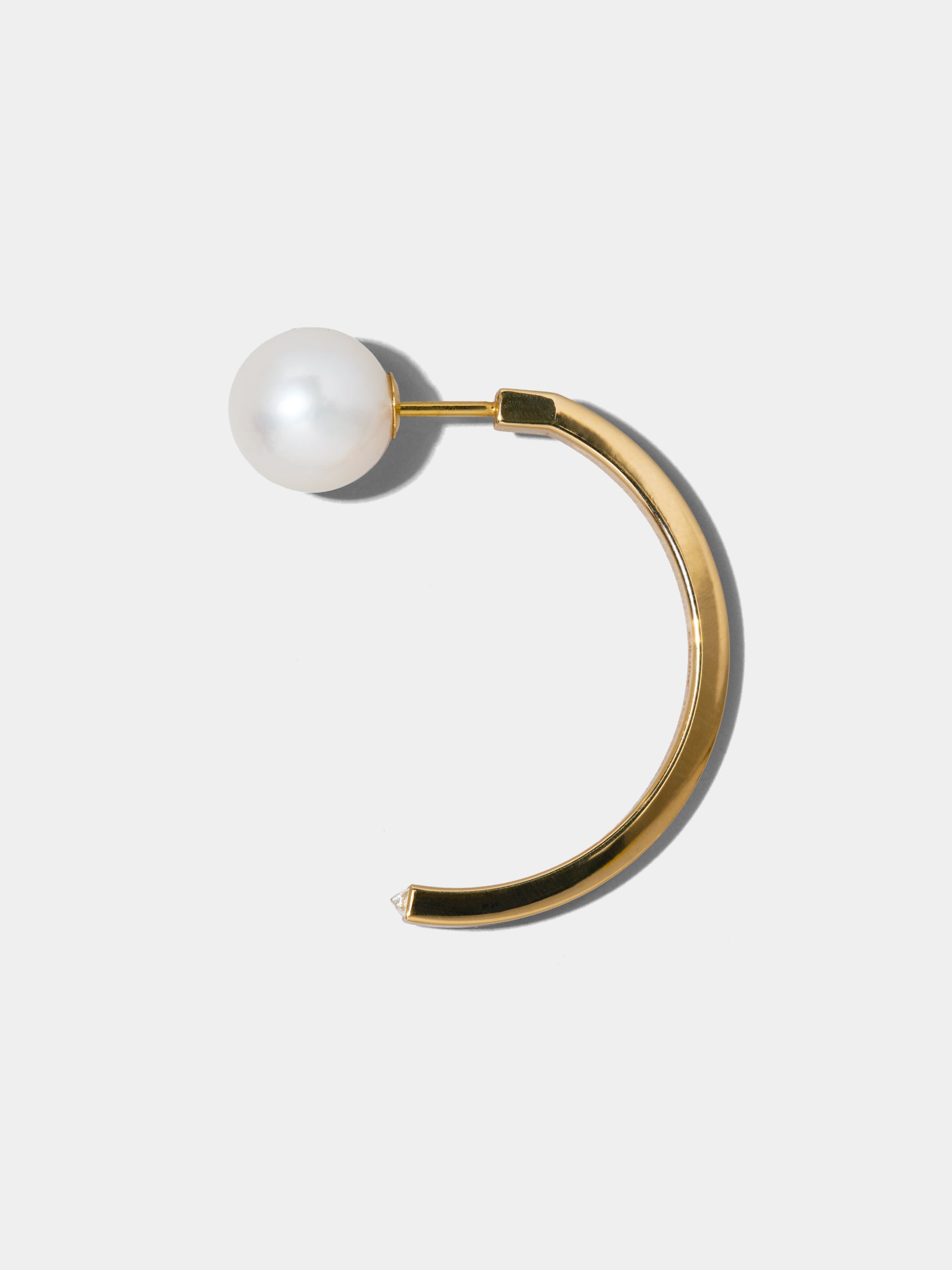 表にパールキャッチ、裏にハーフフープMの組合せ。パールが持つエレガンスを見せつつも、ゴールドとダイヤモンドの輝きも感じたい時はこの組合せに