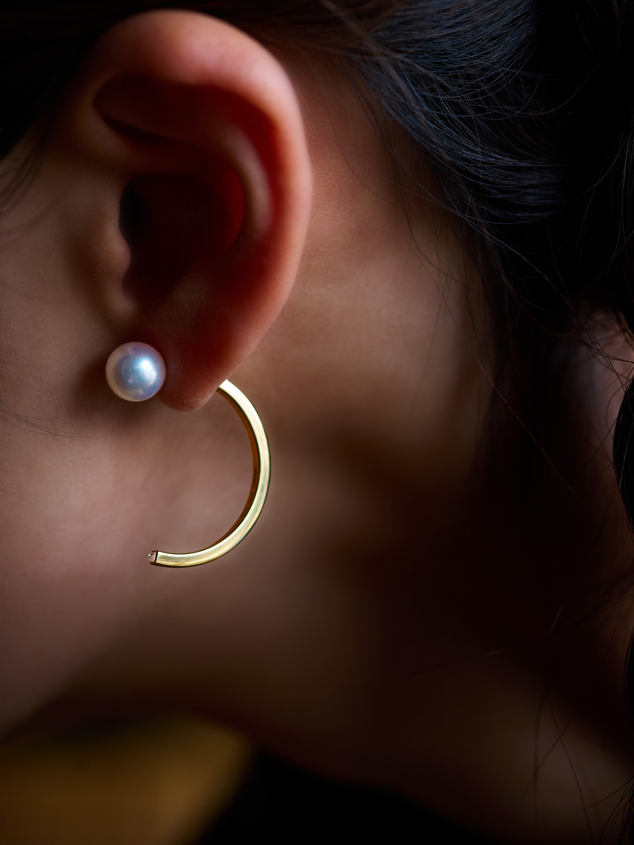 着用イメージです。表にパールキャッチ、裏にハーフフープMの組合せ