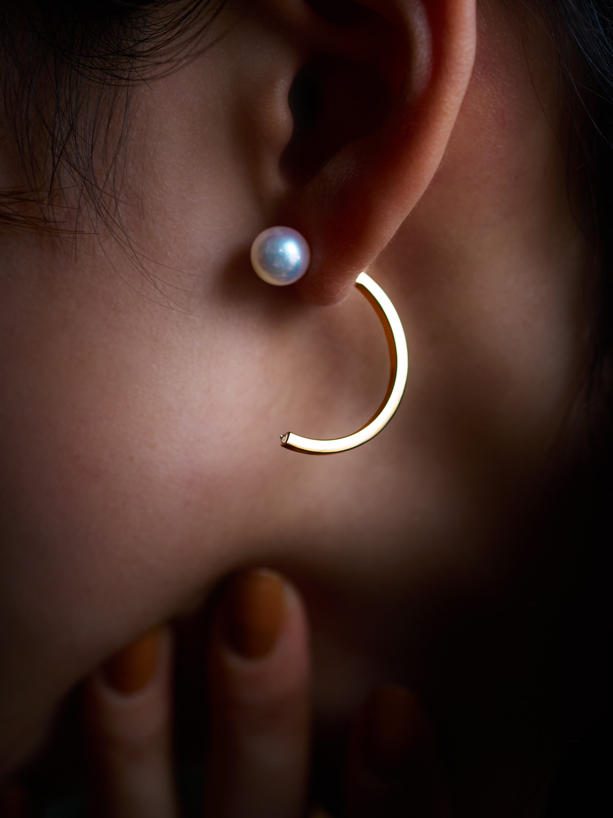 着用イメージです。表にパールキャッチ、裏にハーフフープMの組合せ