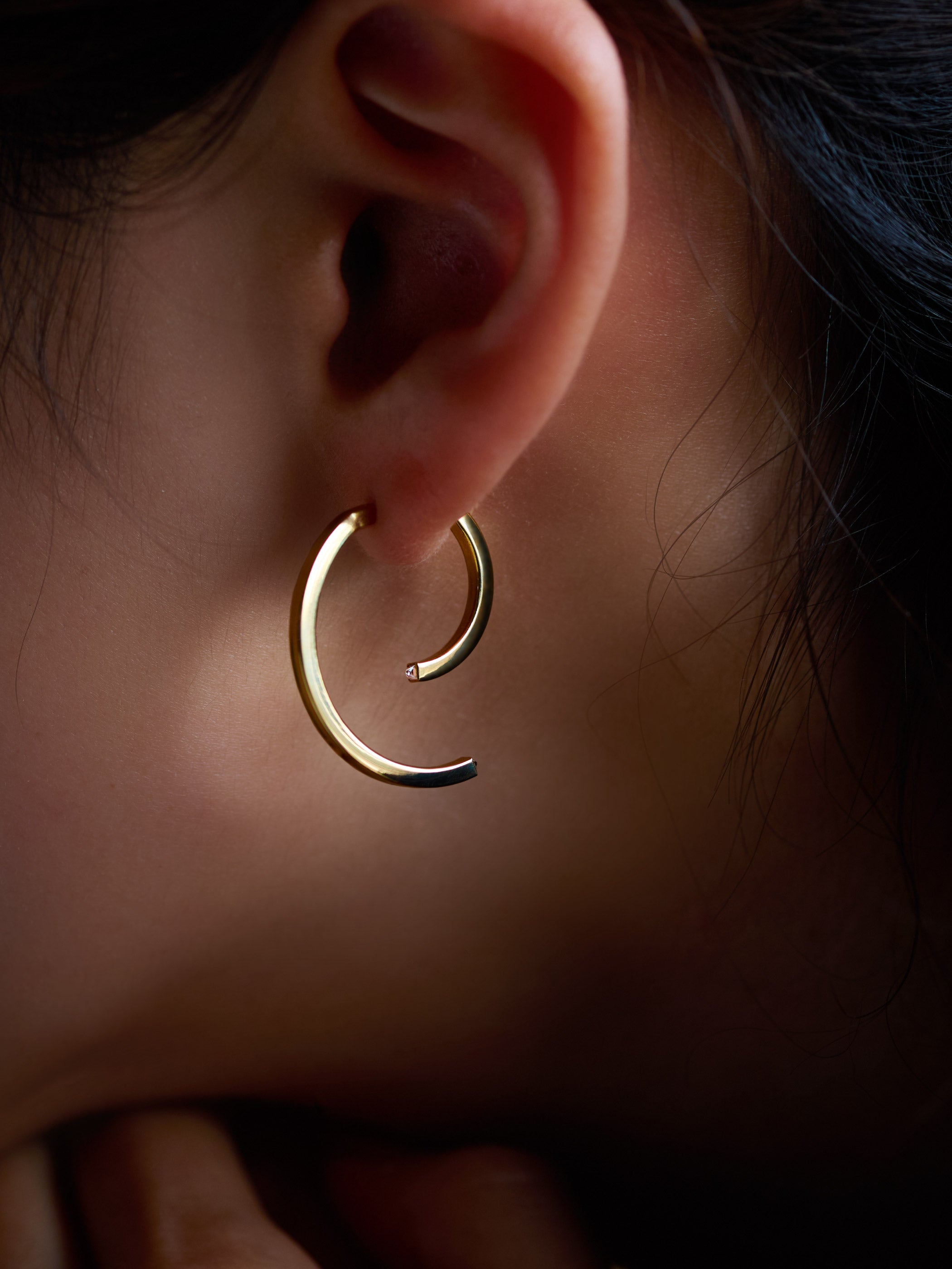 着用イメージです。ハーフフープM + ハーフフープSキャッチの組合せ、大きさの違う半円の弧を重ねることで生まれる黄金比のようなフォルムです