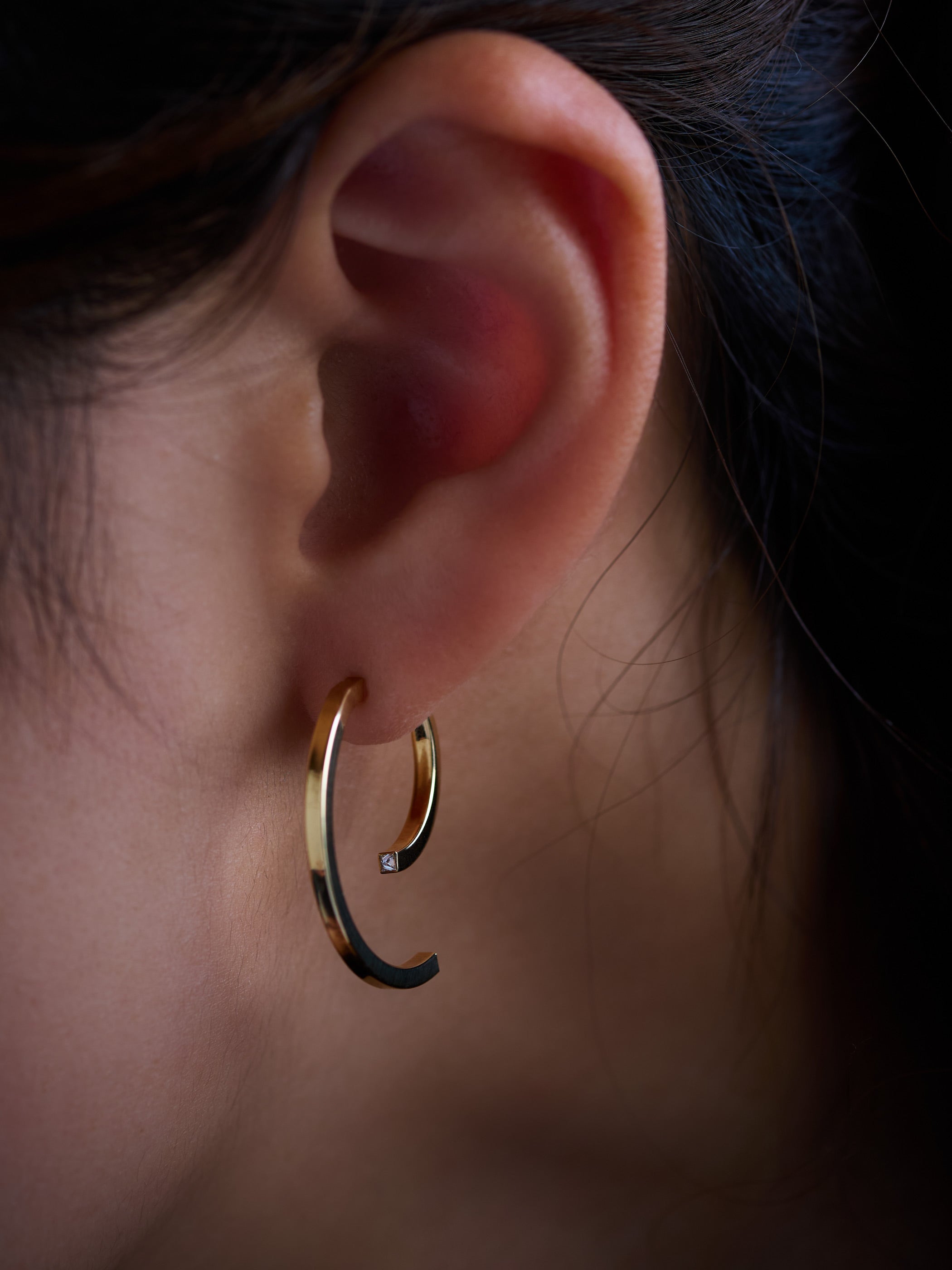 着用イメージです。ハーフフープM + ハーフフープSキャッチの組合せ、大きさの違う半円の弧を重ねることで生まれる黄金比のようなフォルムです