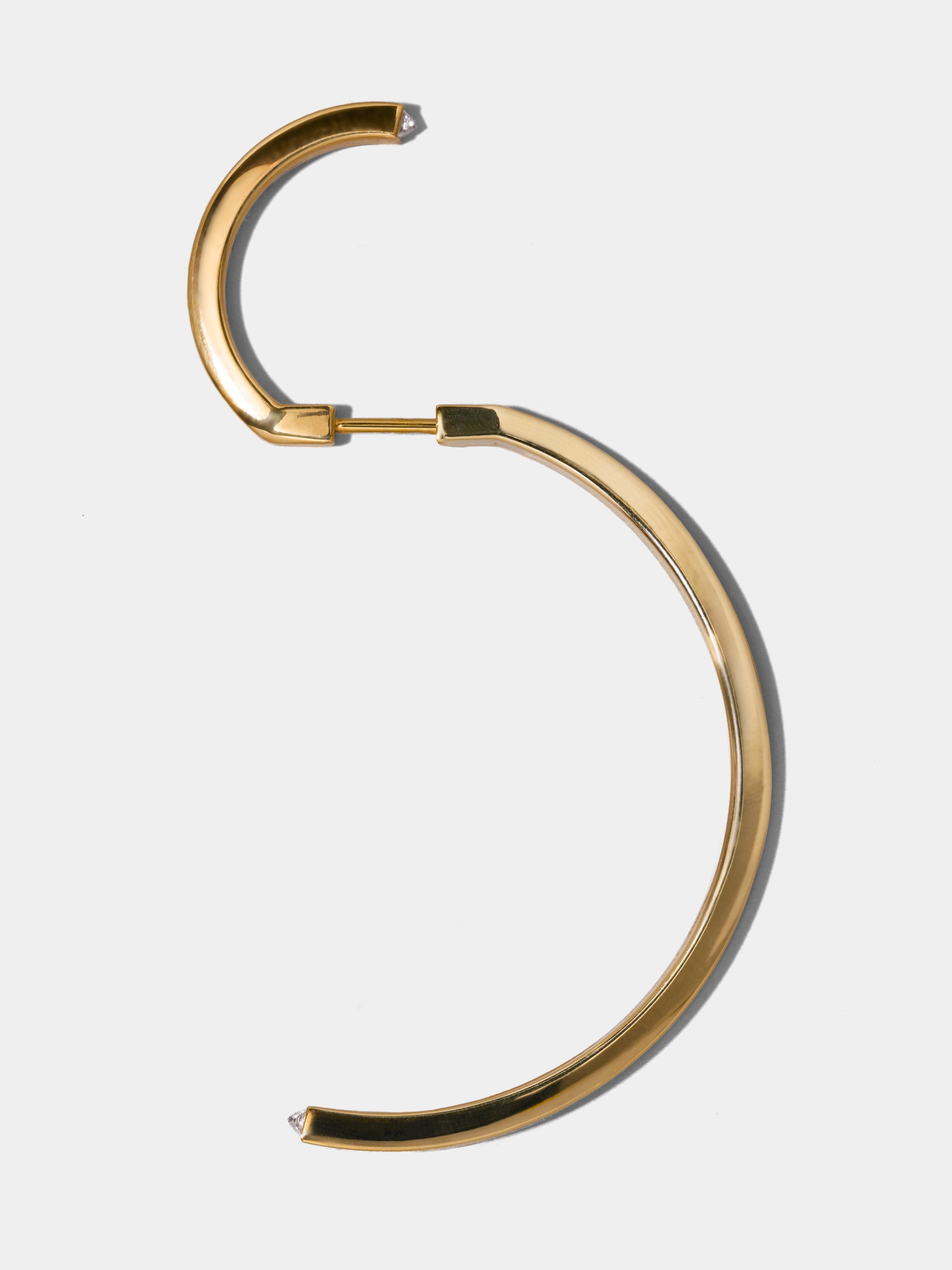 片方をくるんと上に持ち上げて、耳にひっかけても新鮮です