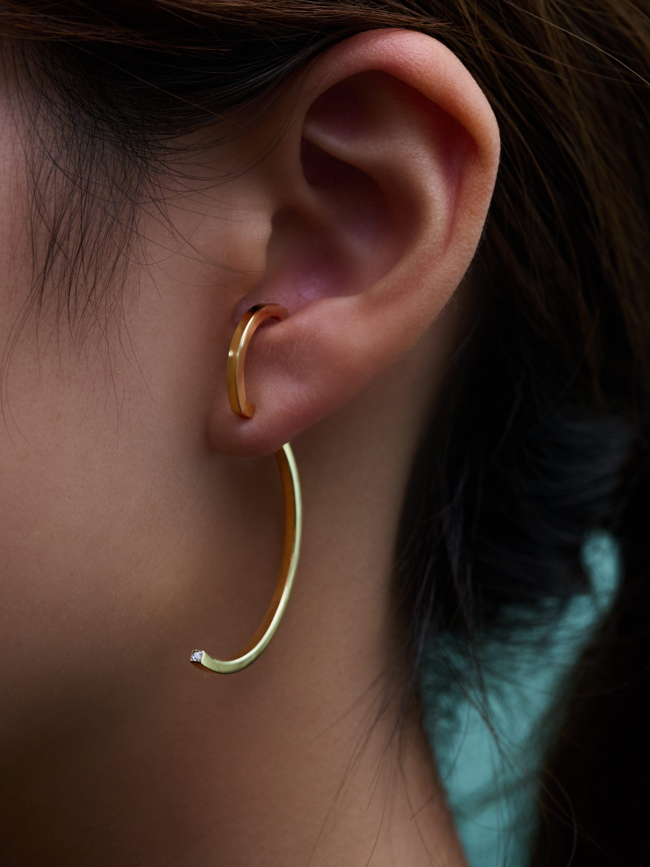 着用イメージです。表にハーフフープS、裏にハーフフープLキャッチの組合せで、ハーフフープSを耳にひっかけても新鮮です