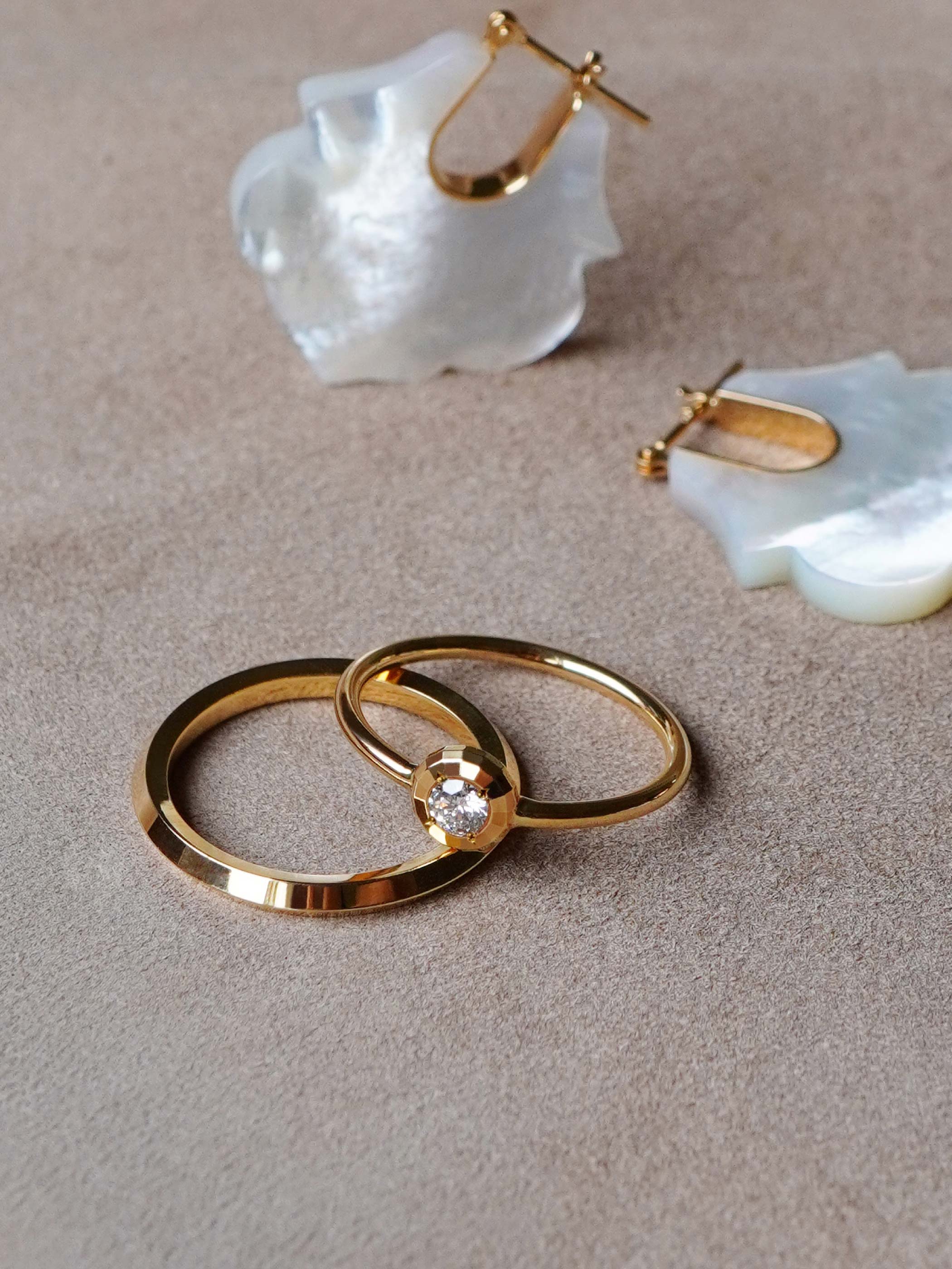 同じ素材・仕上げのマリッジリングとのスタイリングは、控えめながらも統一感もあり品のある印象に